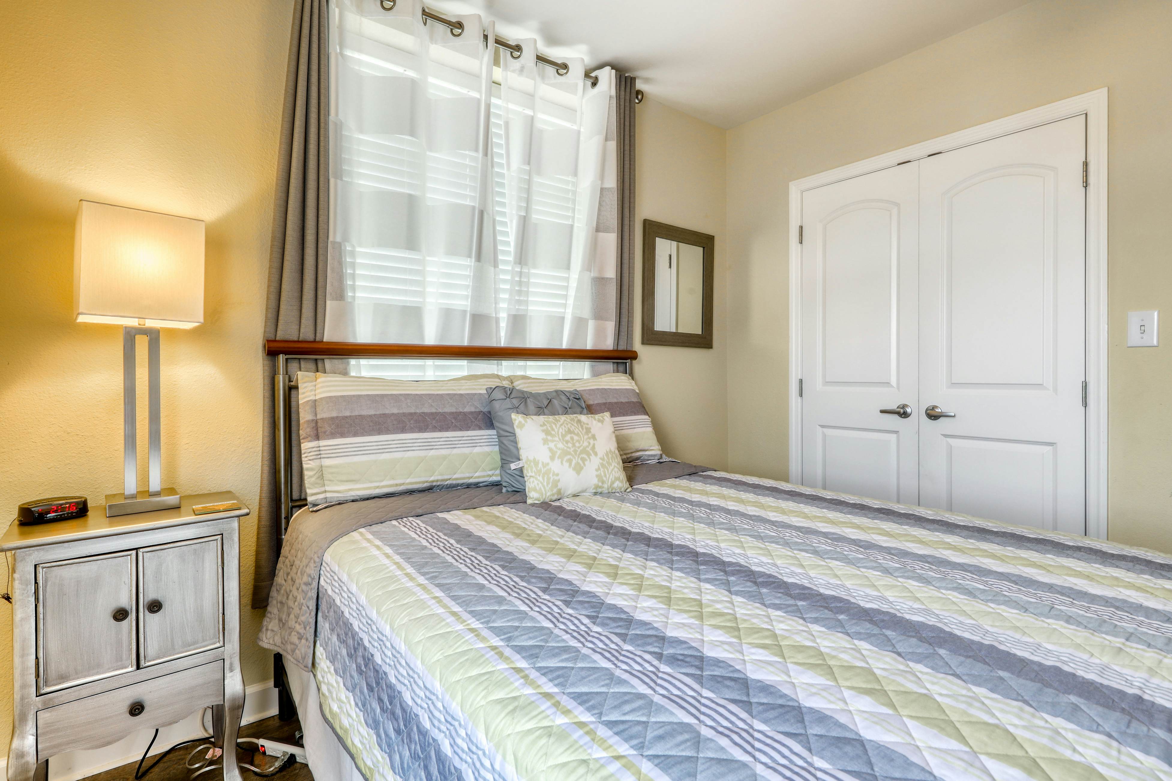 River-view condo w/ community hot tub and outdoor pool + free attraction tickets