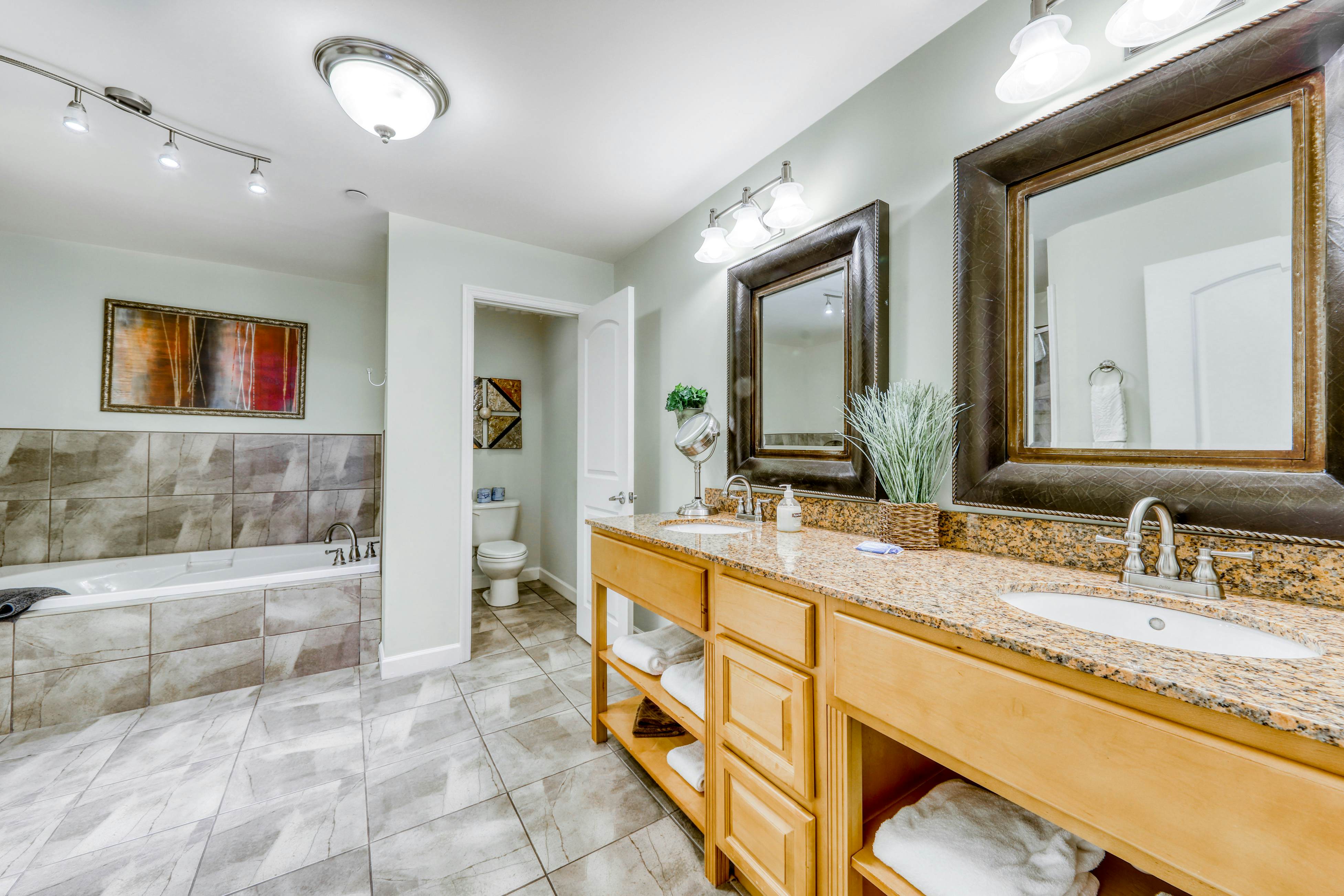 River-view condo w/ community hot tub and outdoor pool + free attraction tickets