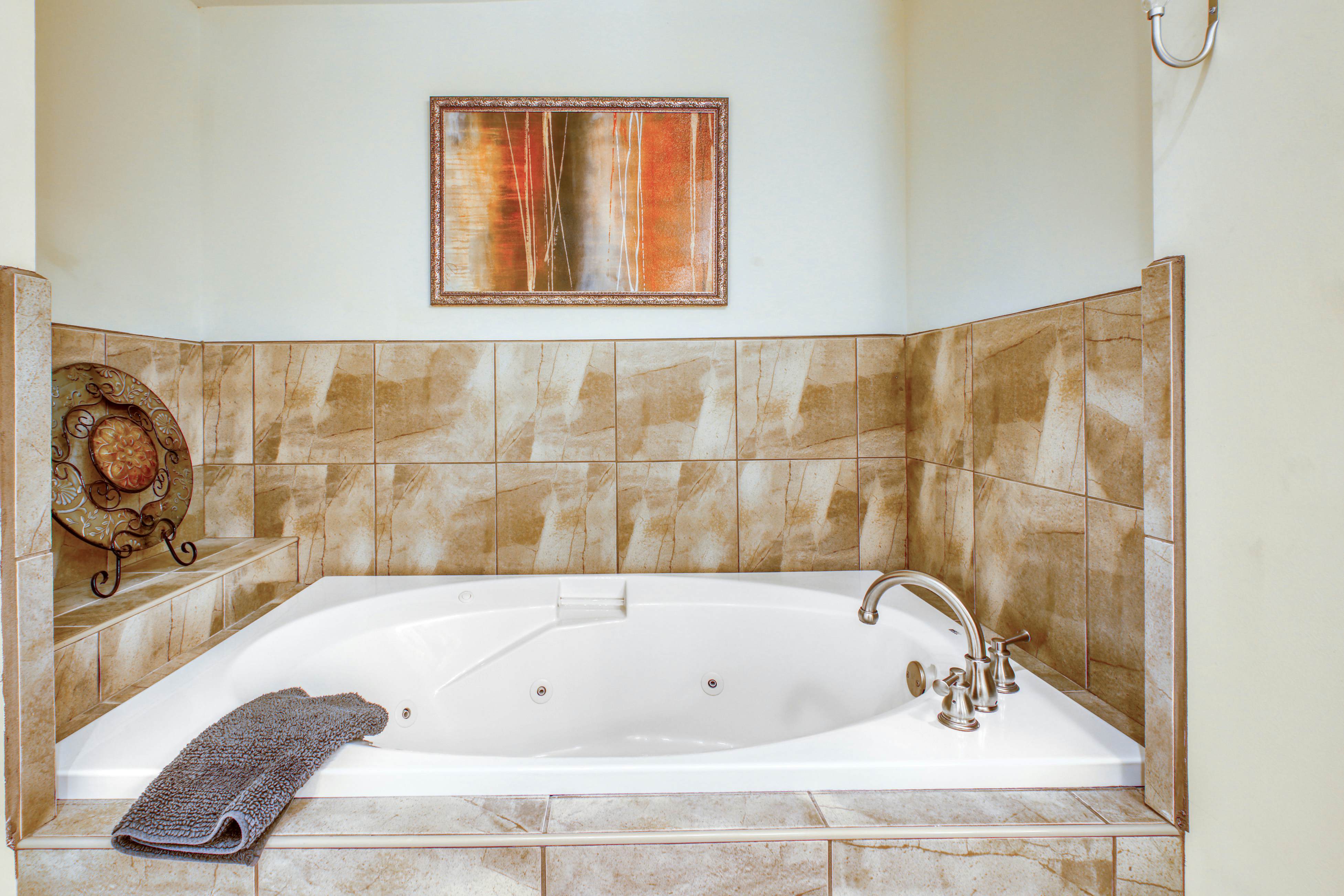 River-view condo w/ community hot tub and outdoor pool + free attraction tickets