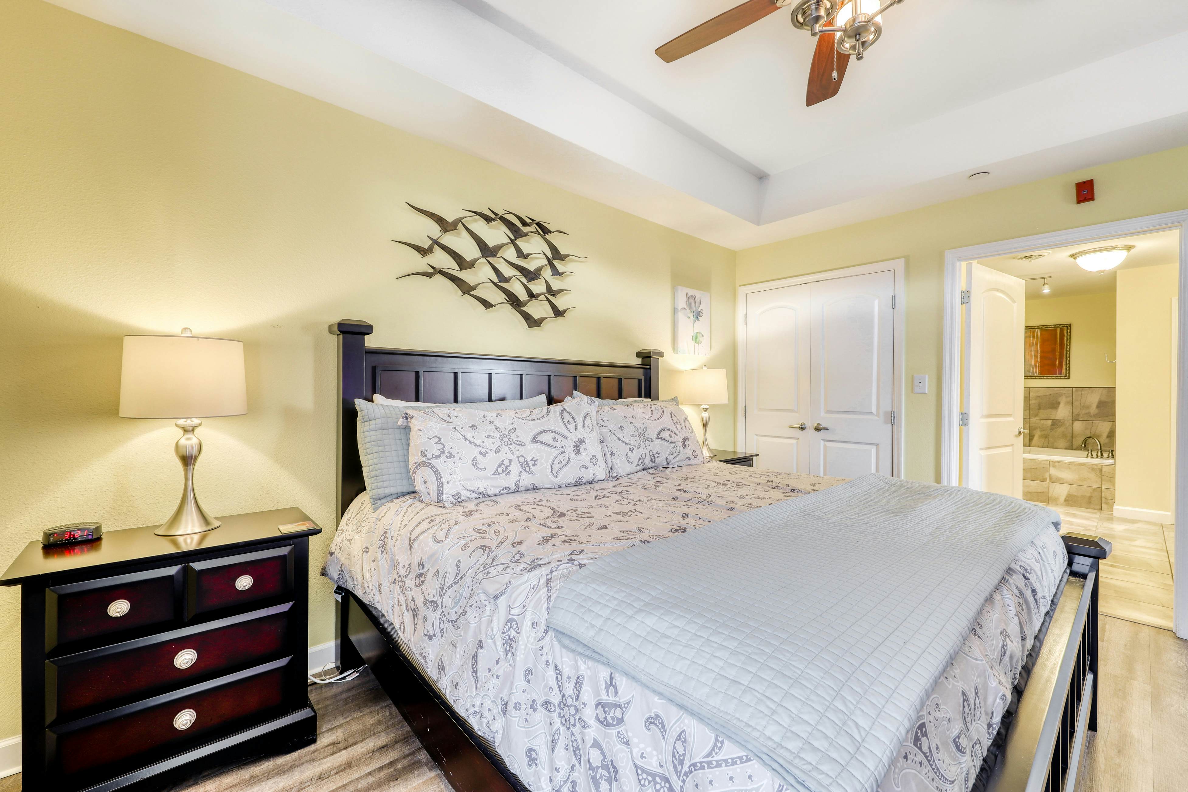 River-view condo w/ community hot tub and outdoor pool + free attraction tickets