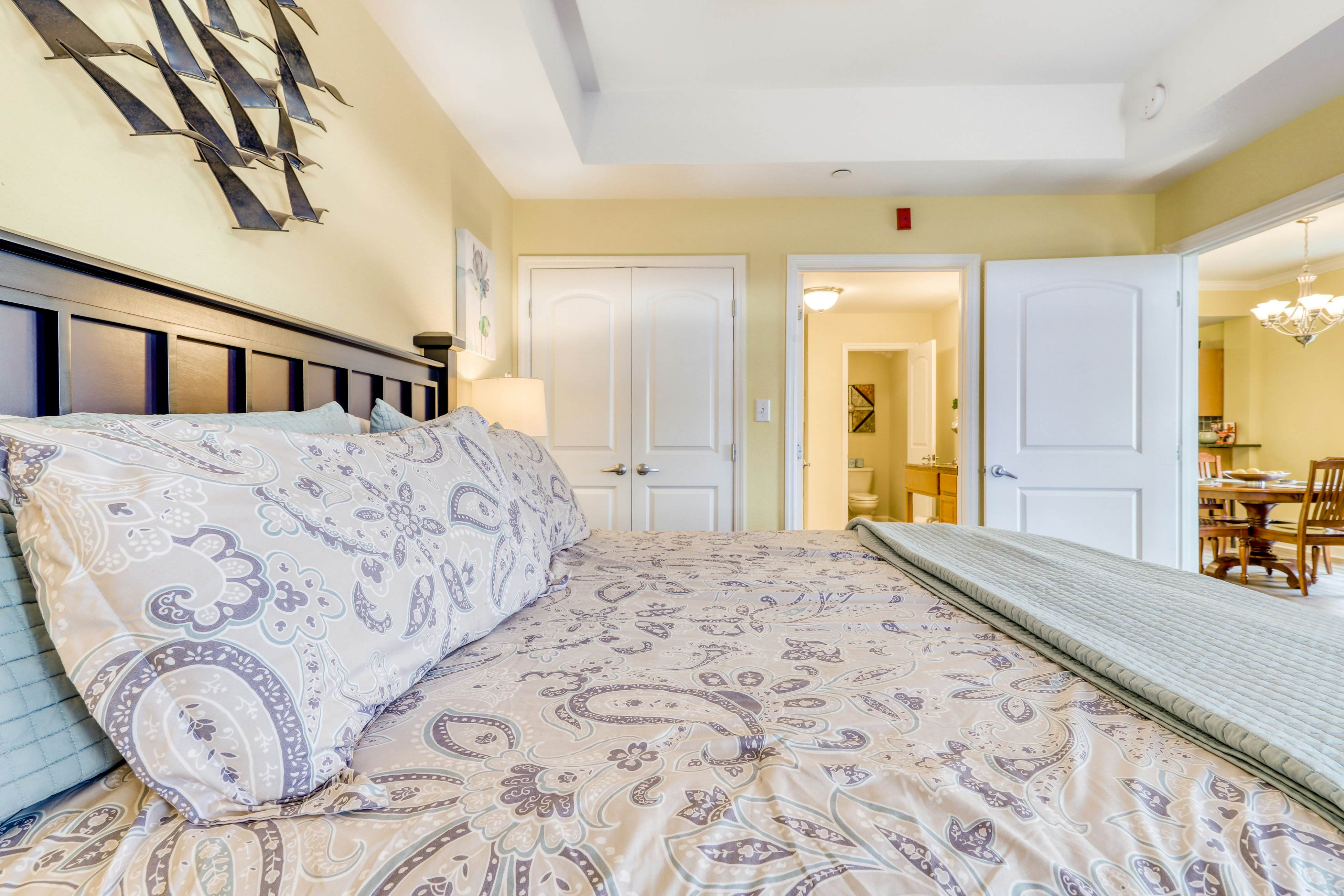 River-view condo w/ community hot tub and outdoor pool + free attraction tickets