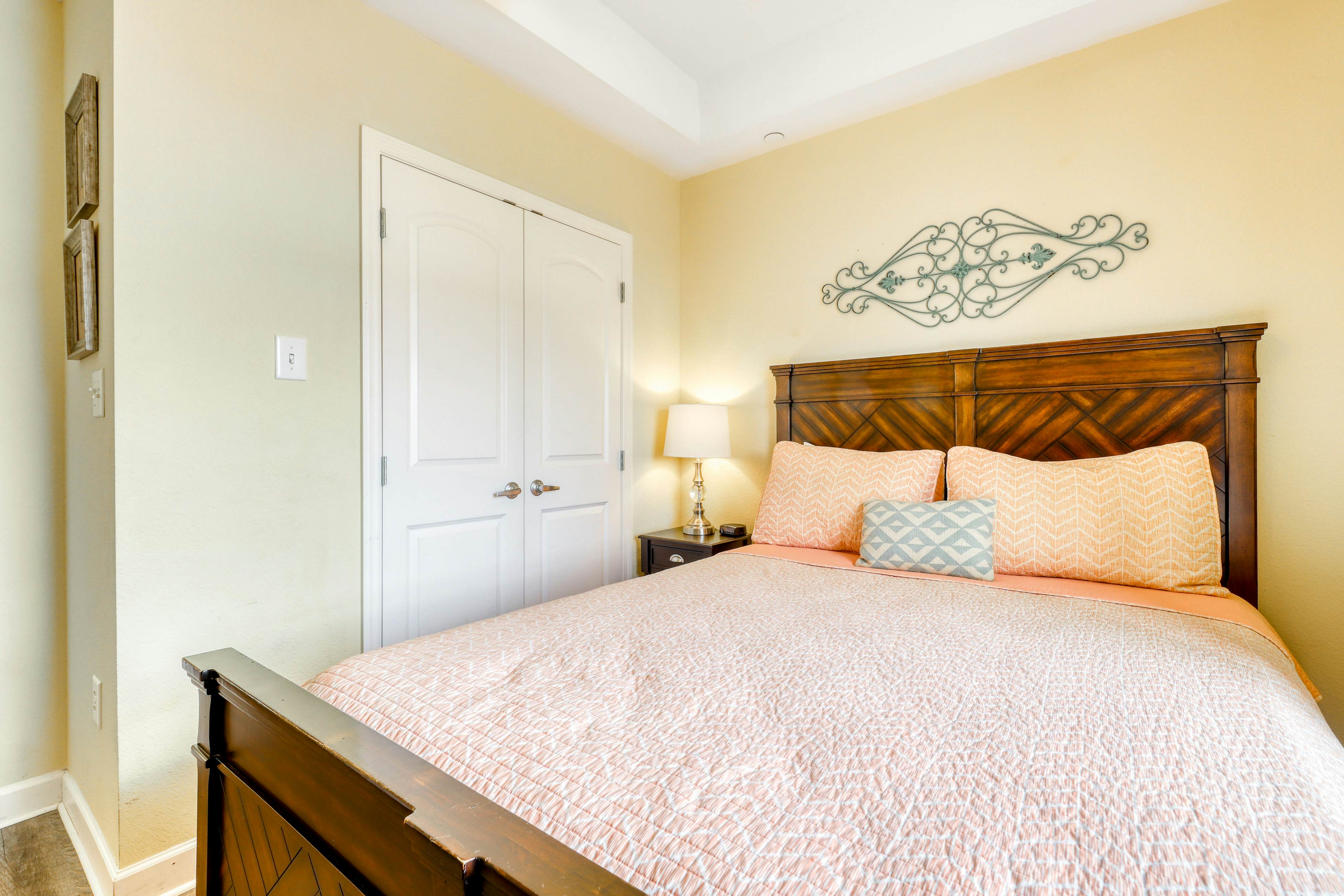 River-view condo w/ community hot tub and outdoor pool + free attraction tickets