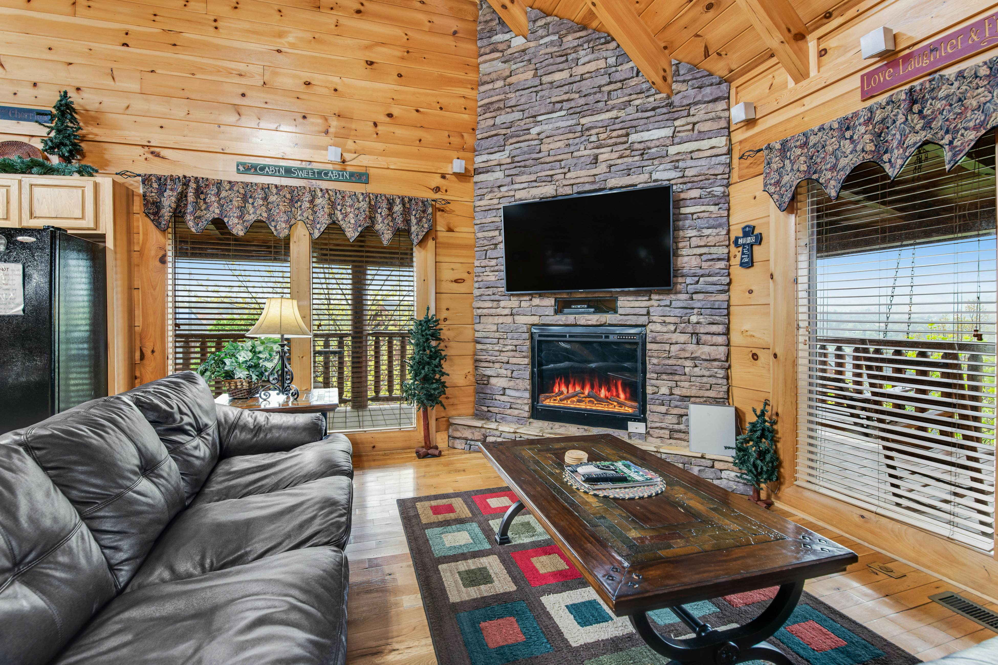 Mtn View Cabin W Hot Tub, Sleeps 8・Resort Pool