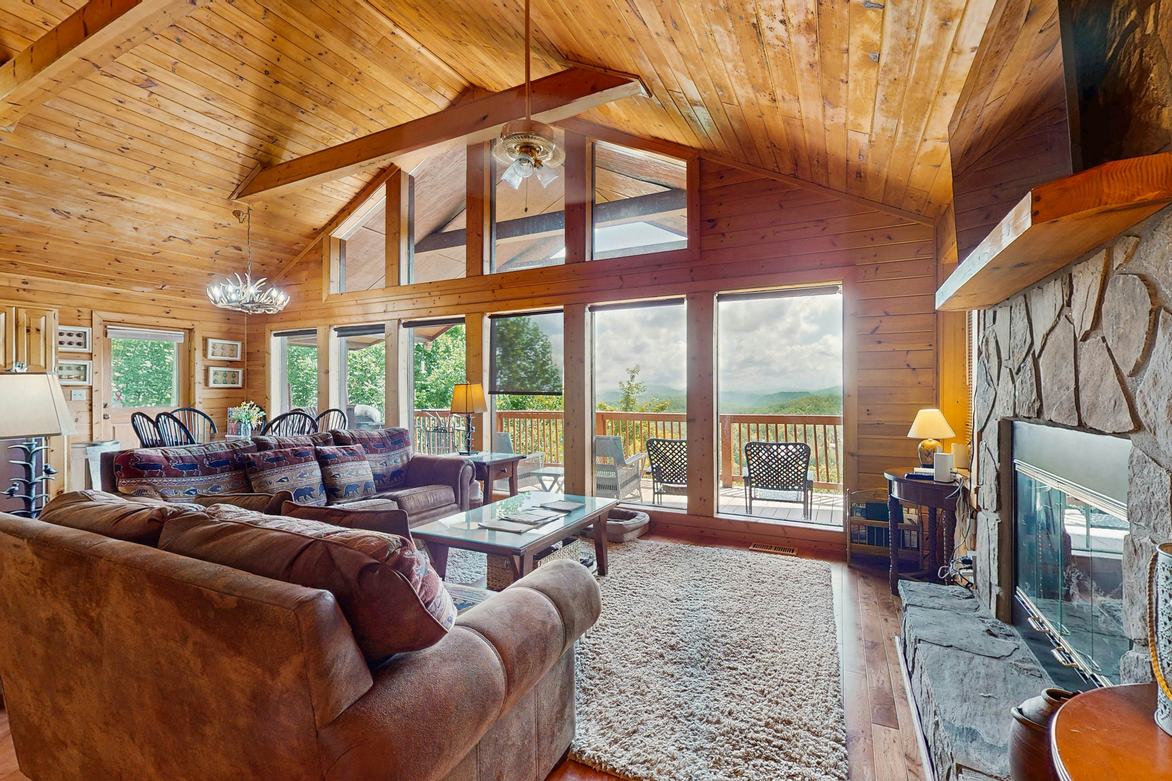 Countryside cabin w/ hot tub, decks, game room, fire pit. Free attraction ticket