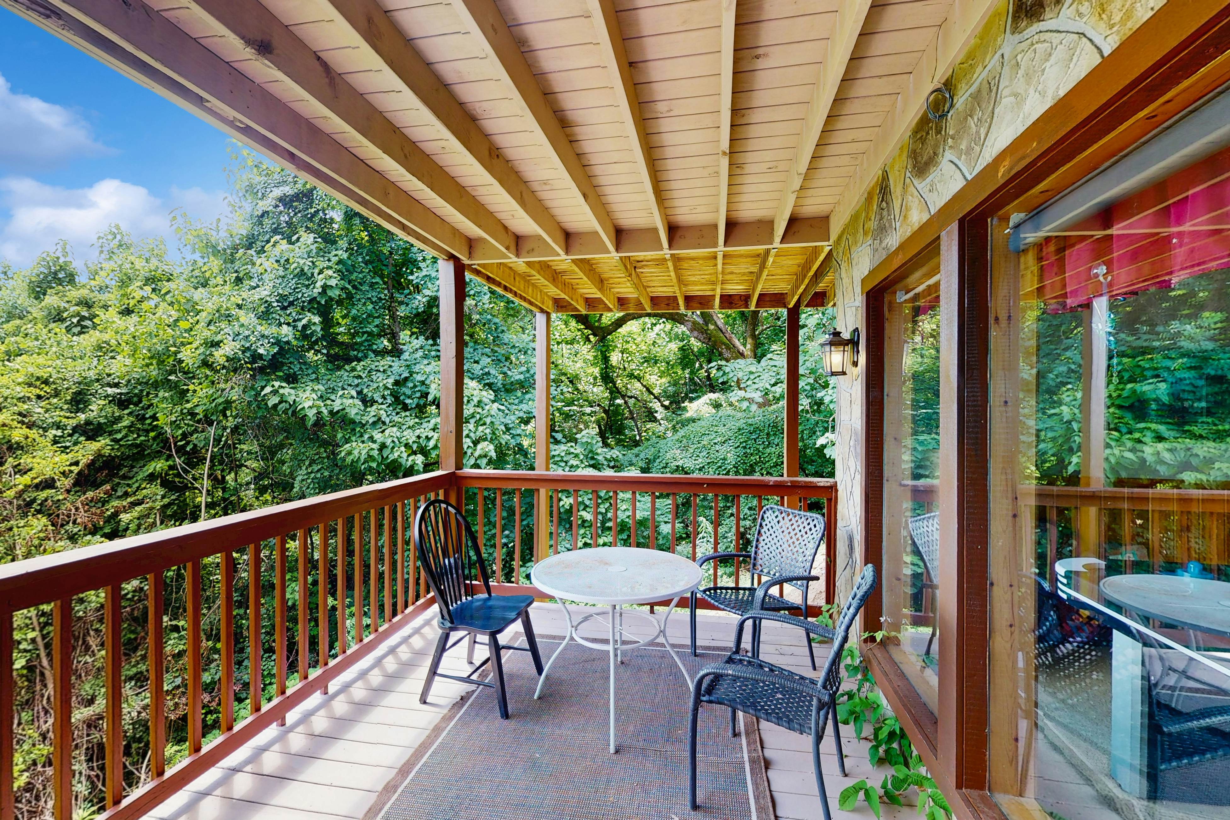 Countryside cabin w/ hot tub, decks, game room, fire pit. Free attraction ticket