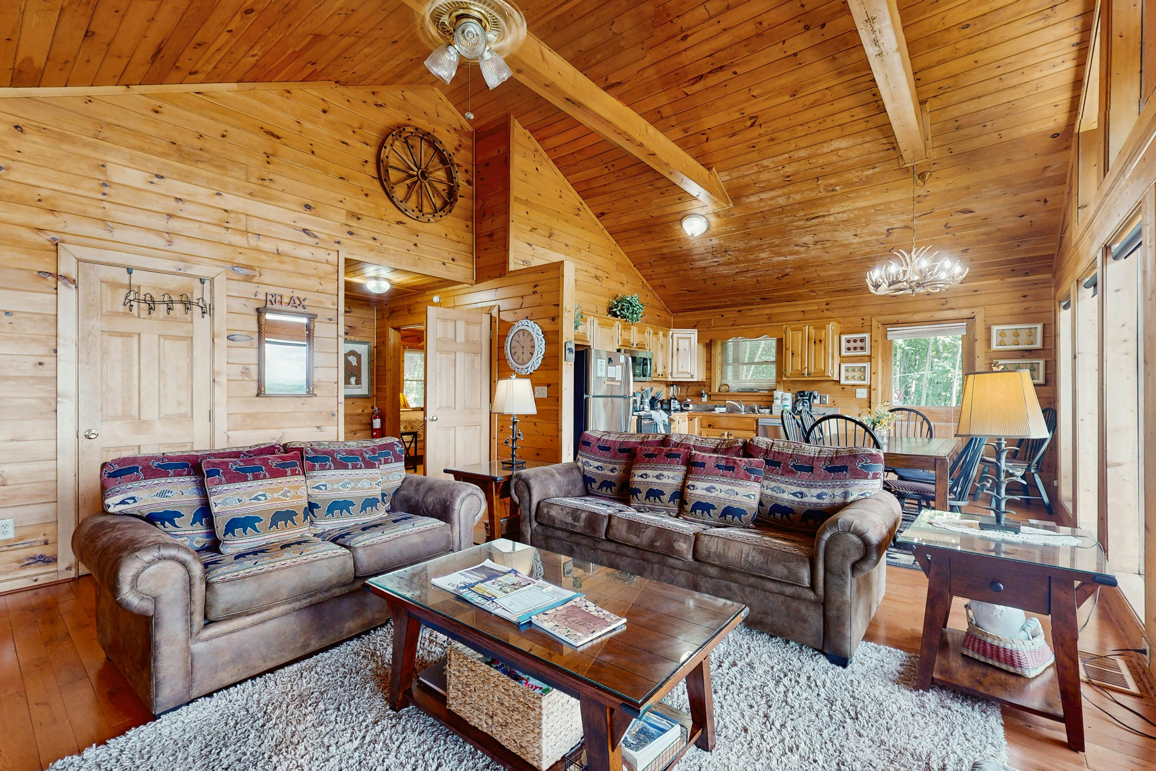 Countryside cabin w/ hot tub, decks, game room, fire pit. Free attraction ticket
