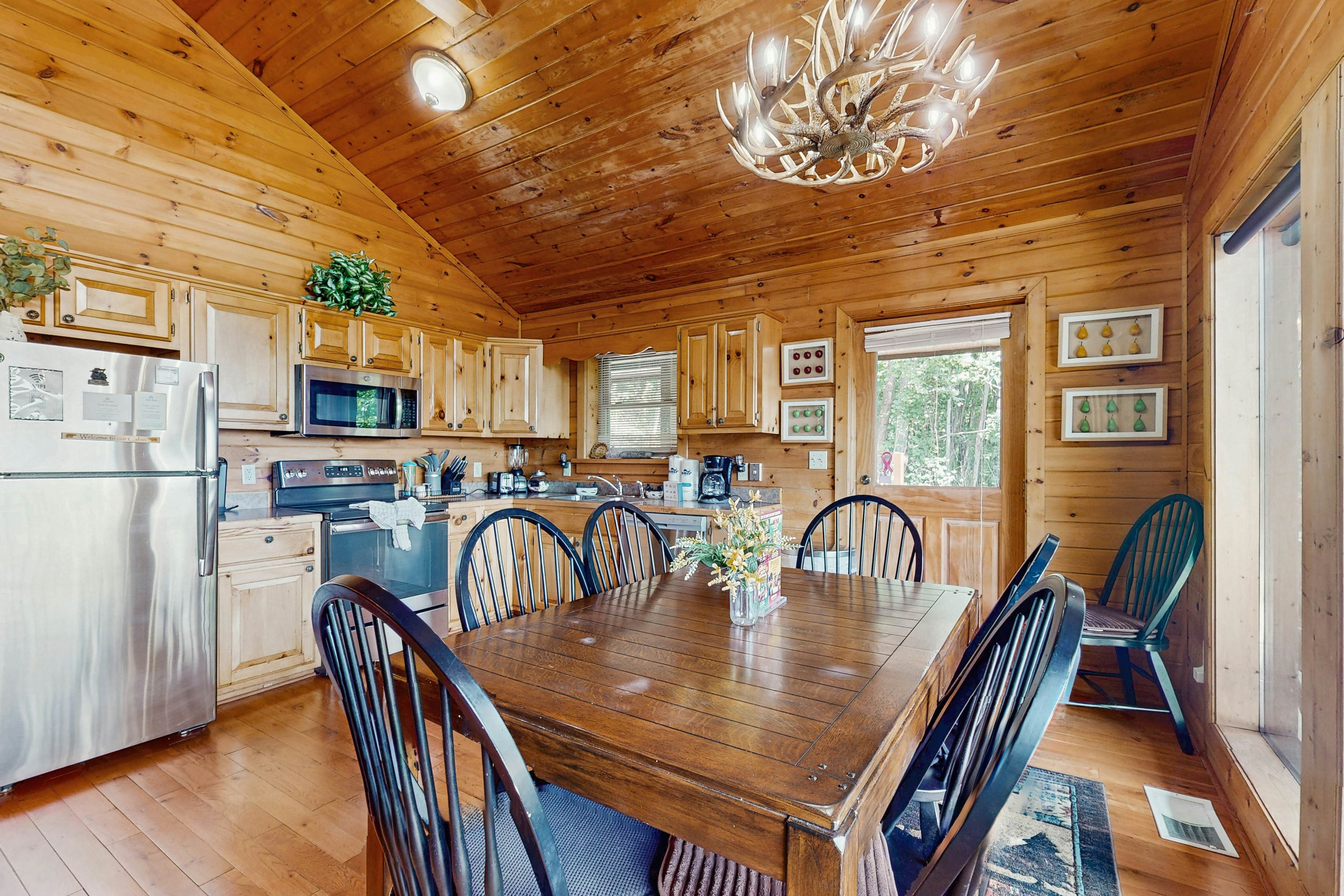 Countryside cabin w/ hot tub, decks, game room, fire pit. Free attraction ticket