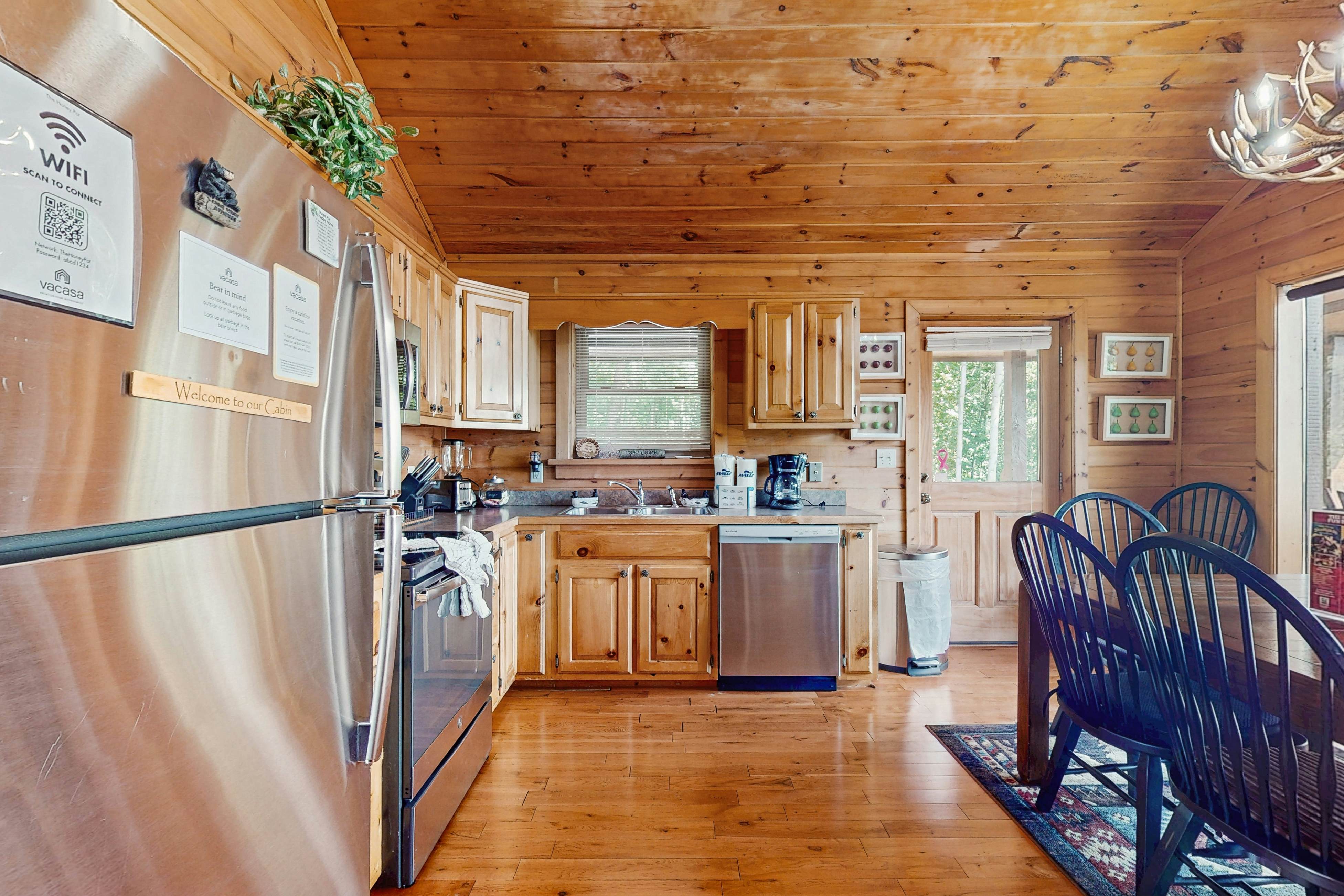 Countryside cabin w/ hot tub, decks, game room, fire pit. Free attraction ticket