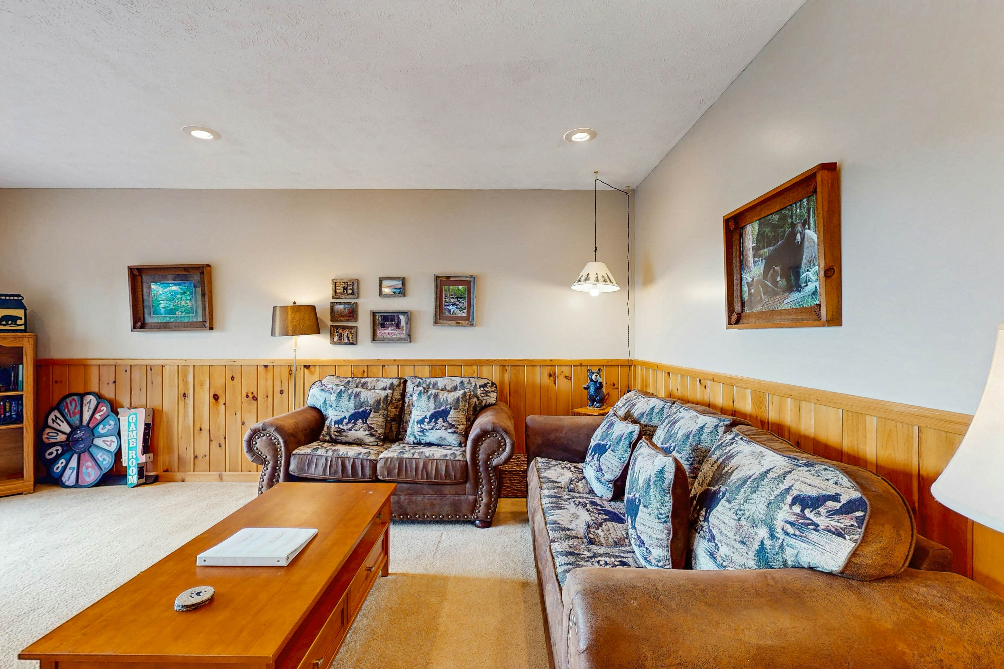 Countryside cabin w/ hot tub, decks, game room, fire pit. Free attraction ticket