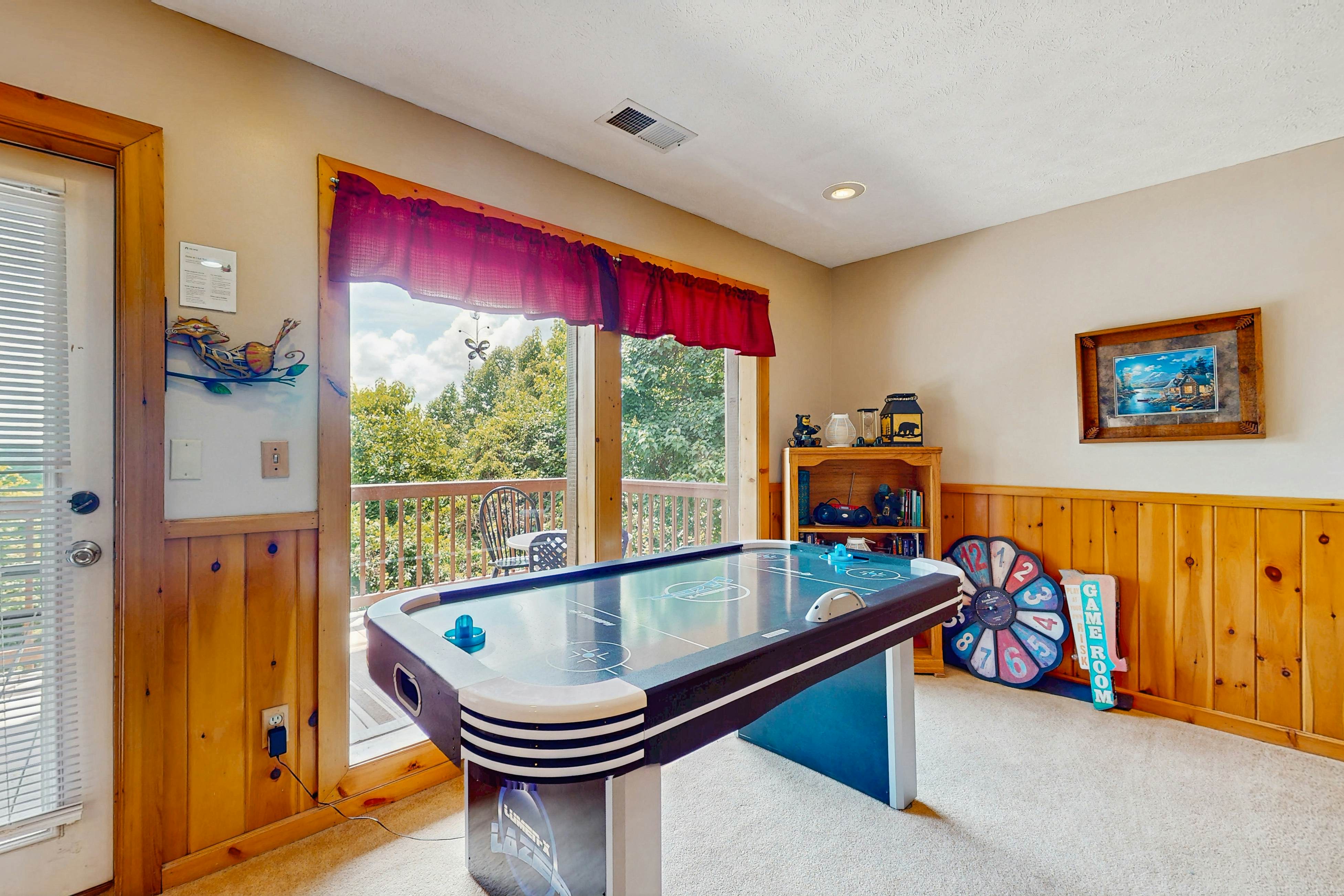 Countryside cabin w/ hot tub, decks, game room, fire pit. Free attraction ticket