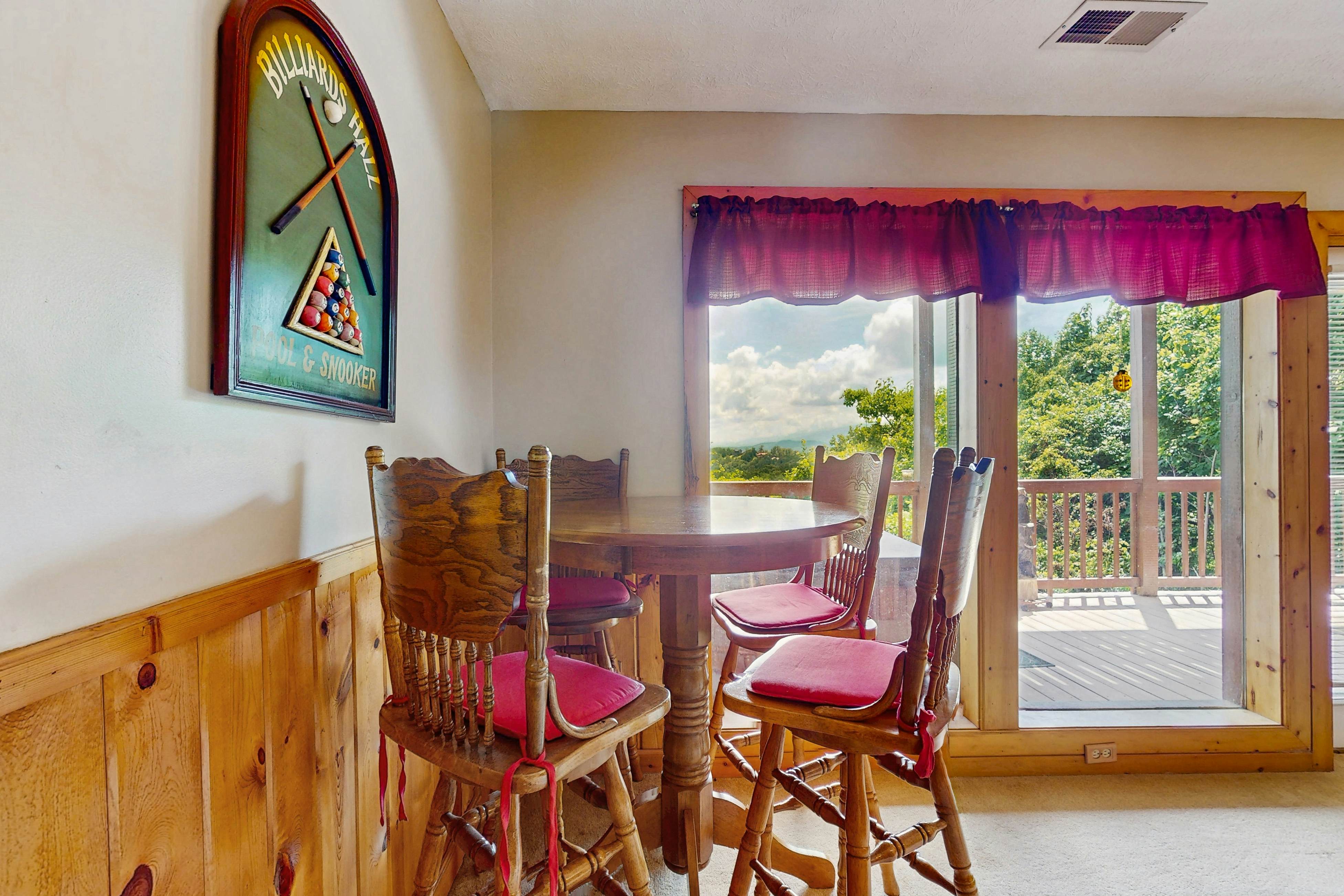 Countryside cabin w/ hot tub, decks, game room, fire pit. Free attraction ticket