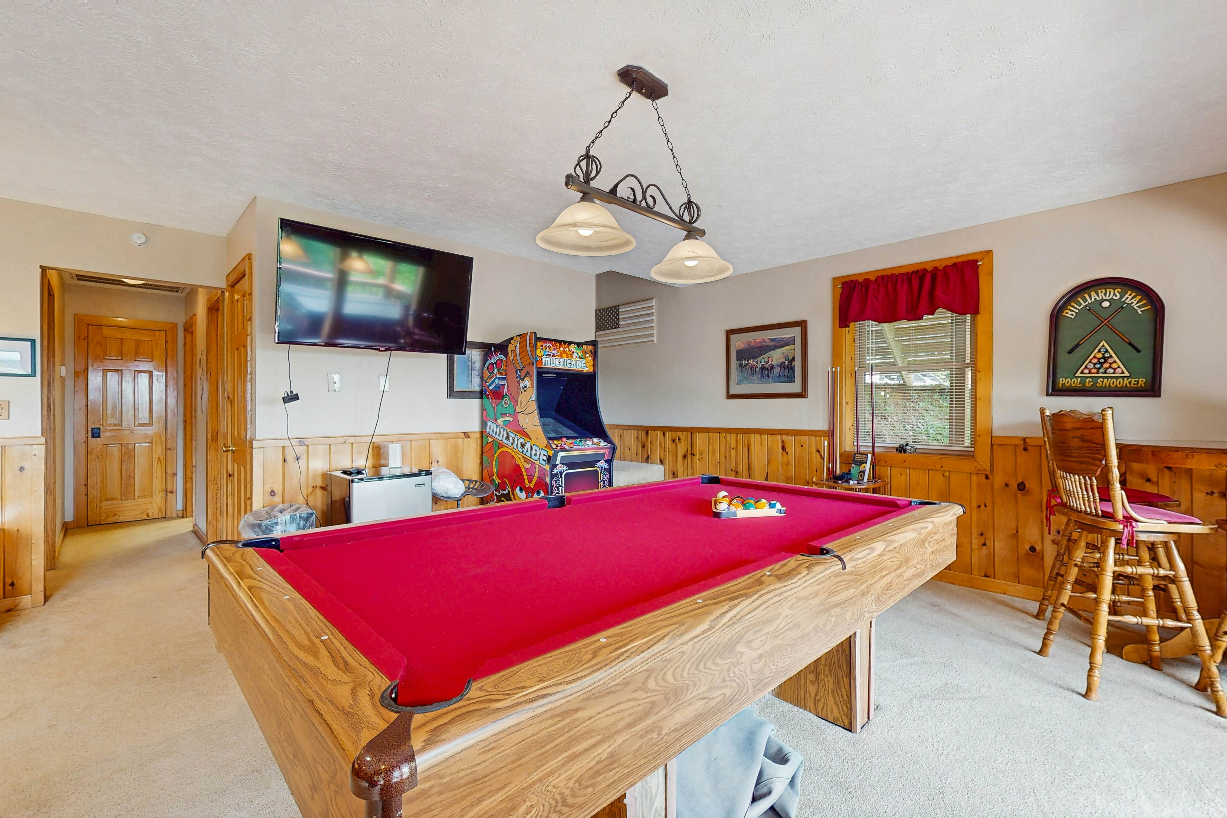 Countryside cabin w/ hot tub, decks, game room, fire pit. Free attraction ticket