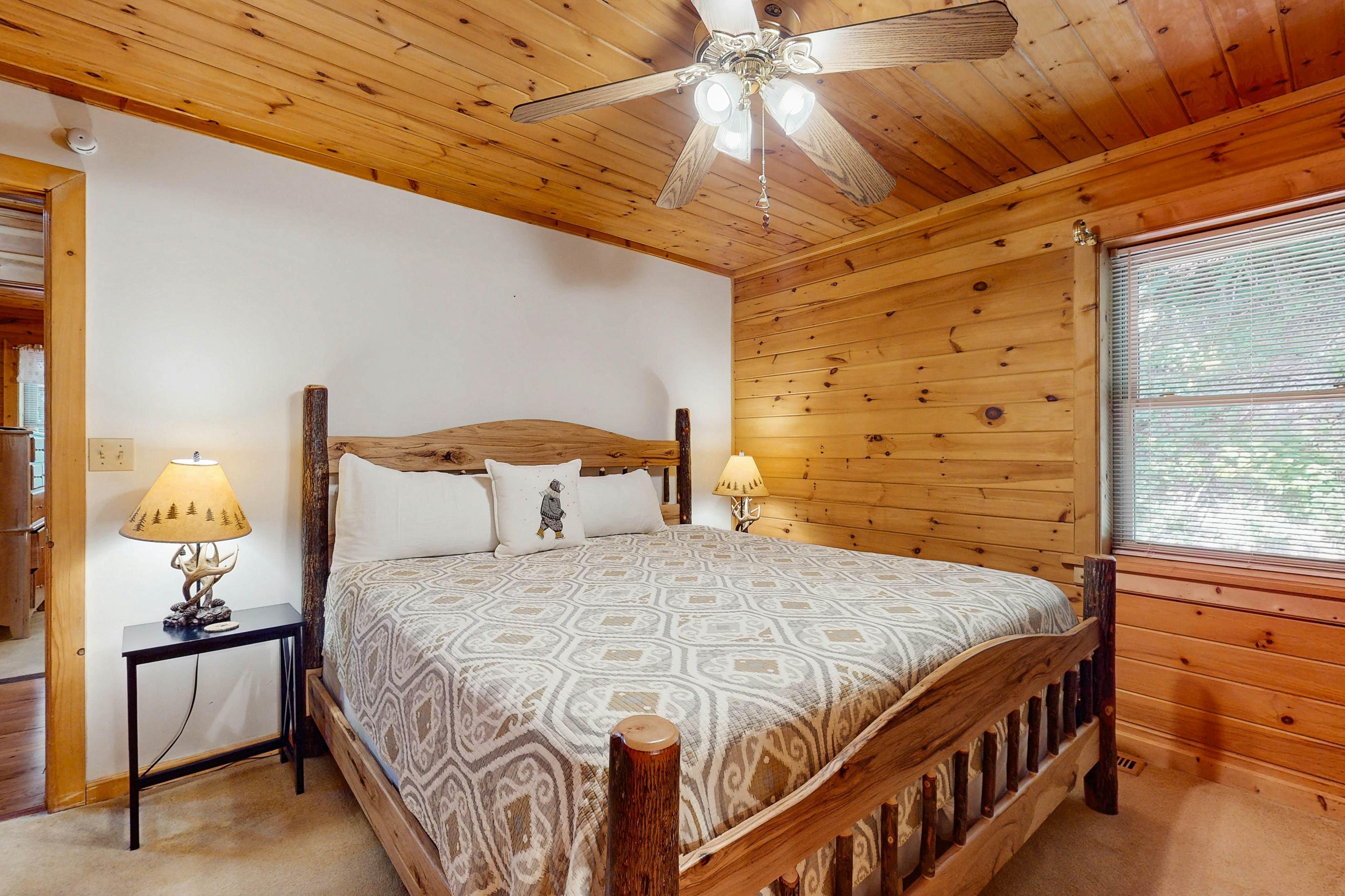 Countryside cabin w/ hot tub, decks, game room, fire pit. Free attraction ticket