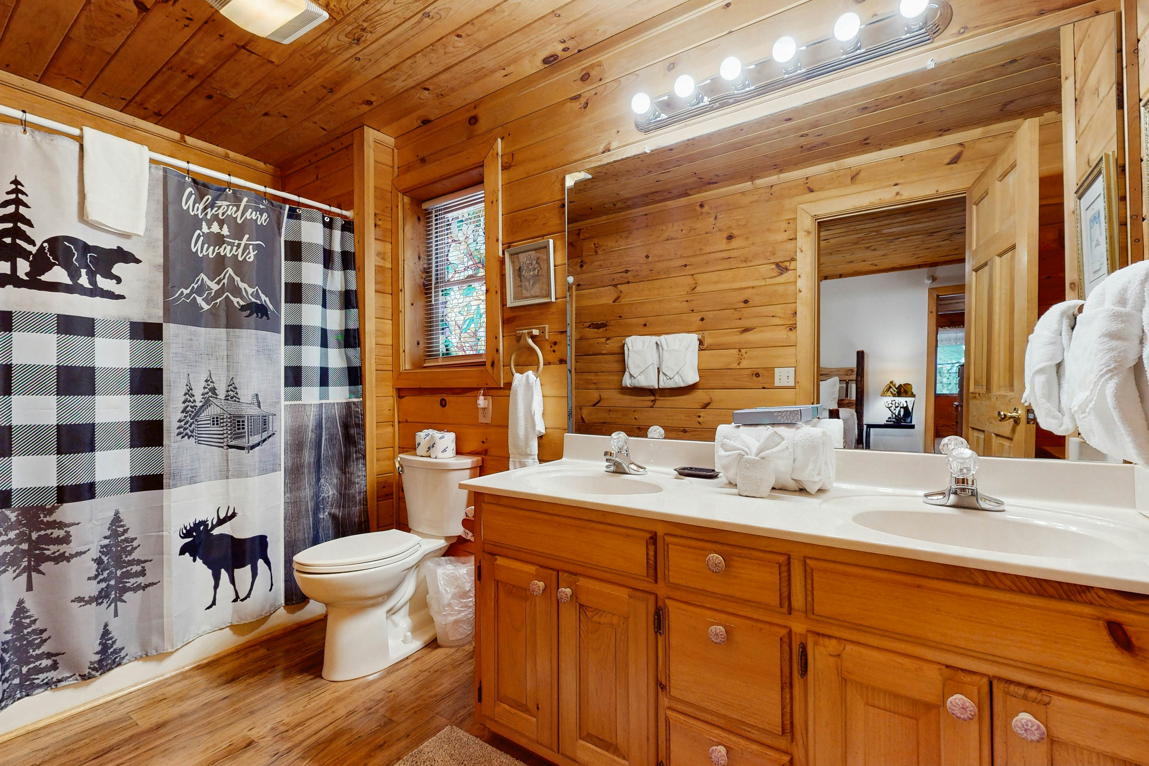 Countryside cabin w/ hot tub, decks, game room, fire pit. Free attraction ticket