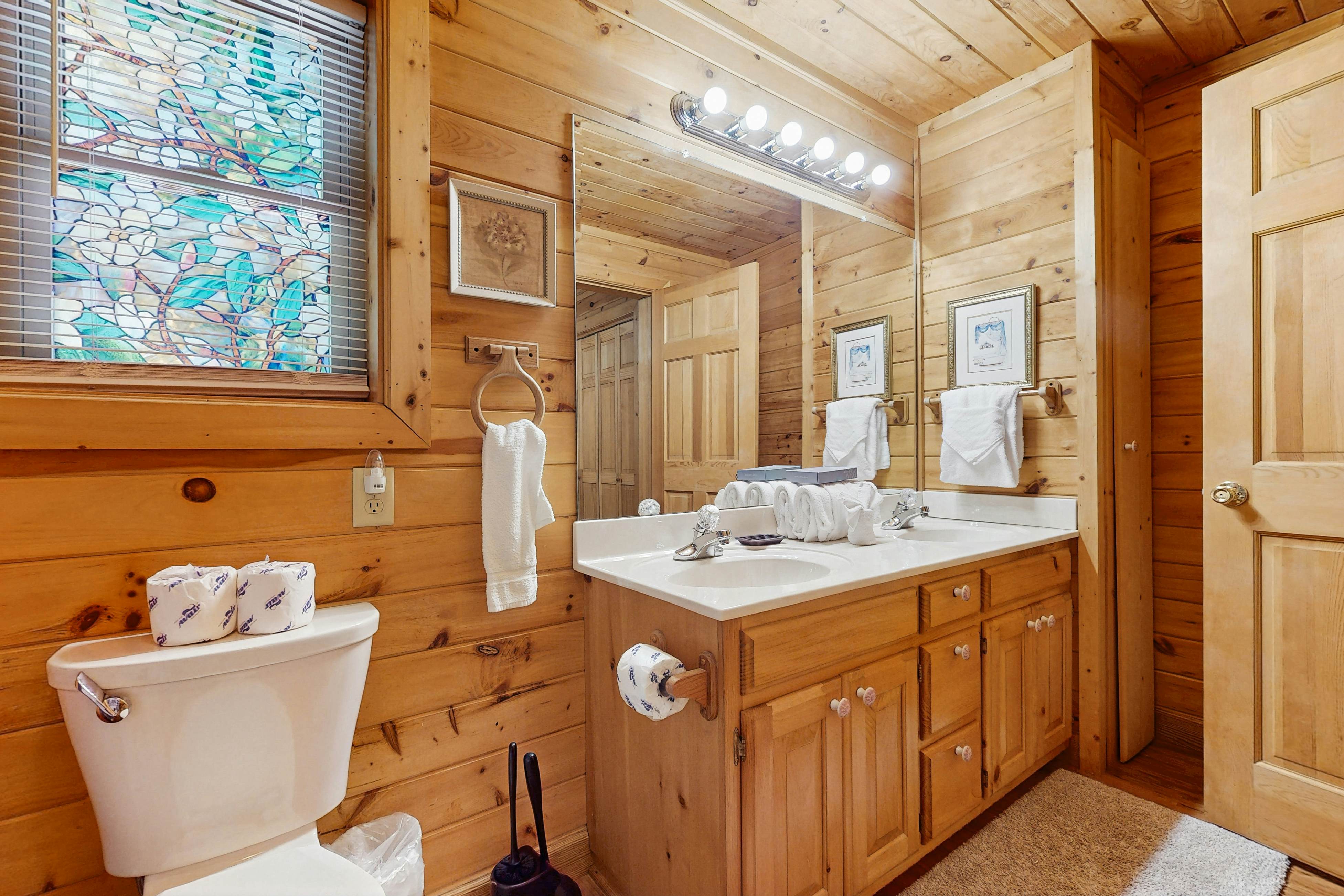 Countryside cabin w/ hot tub, decks, game room, fire pit. Free attraction ticket