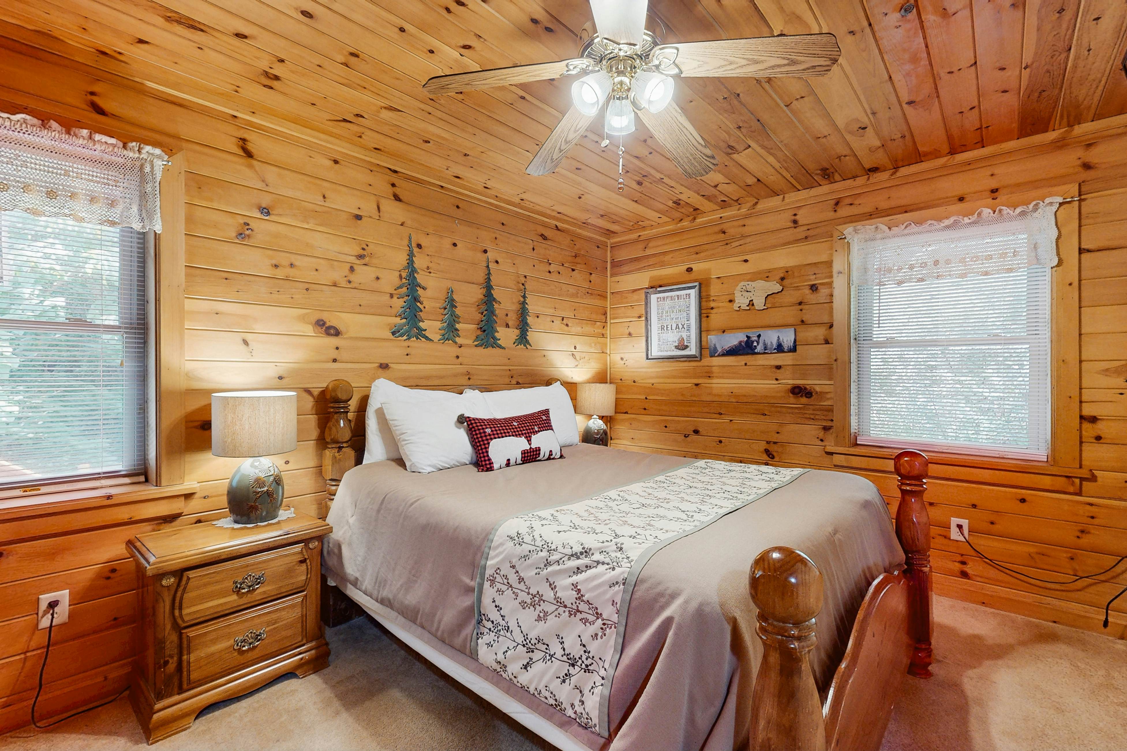 Countryside cabin w/ hot tub, decks, game room, fire pit. Free attraction ticket