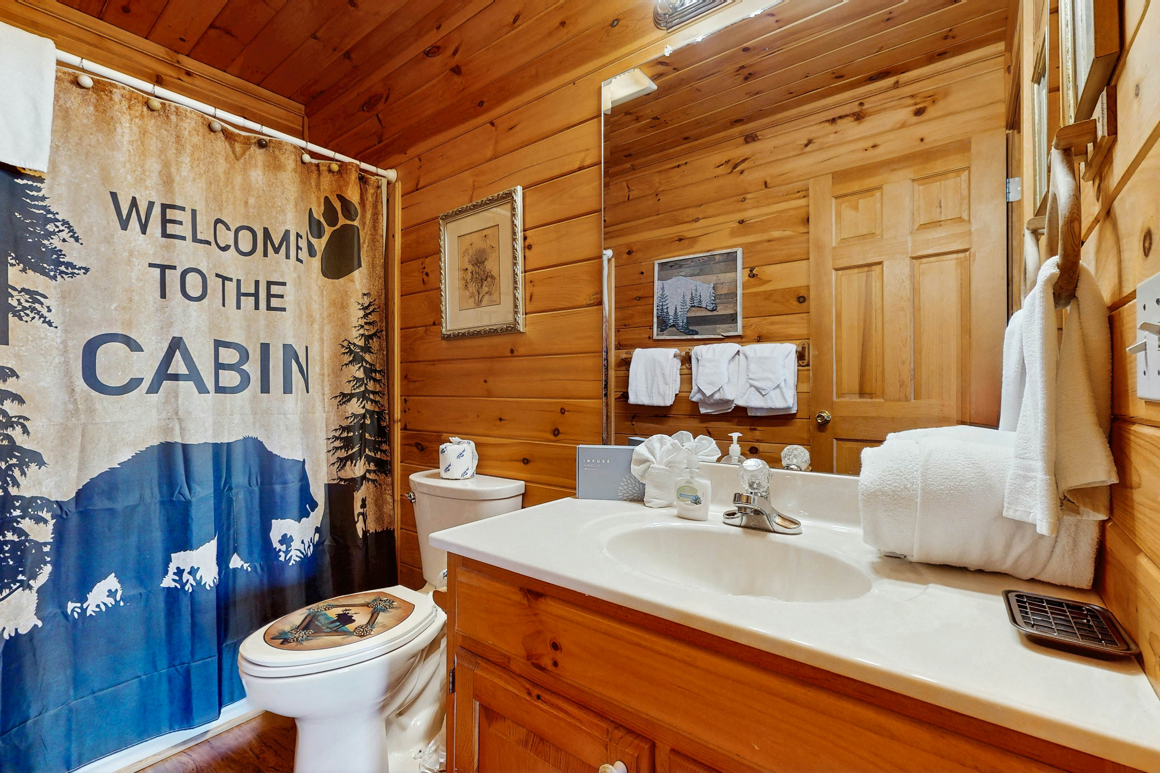 Countryside cabin w/ hot tub, decks, game room, fire pit. Free attraction ticket