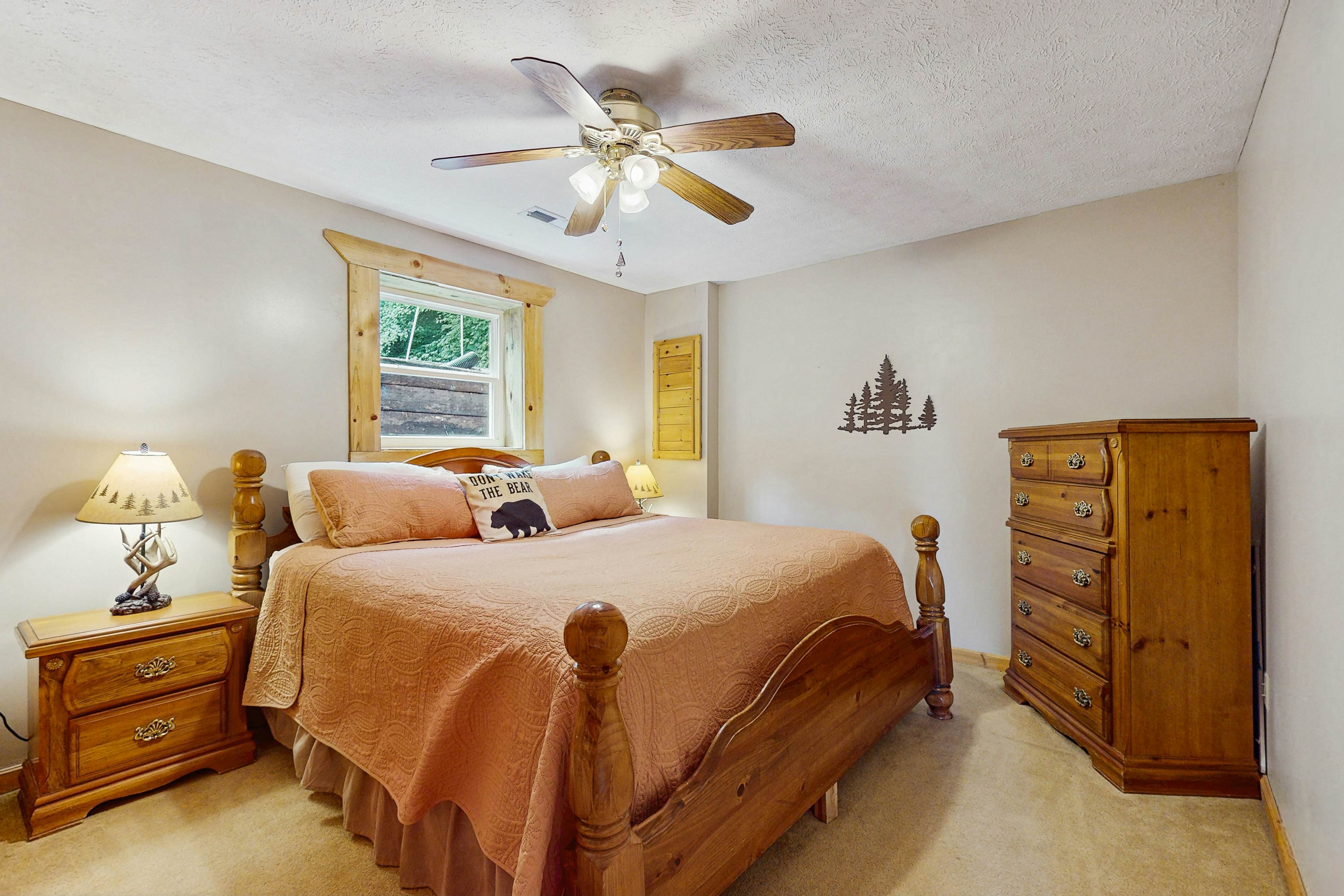 Countryside cabin w/ hot tub, decks, game room, fire pit. Free attraction ticket