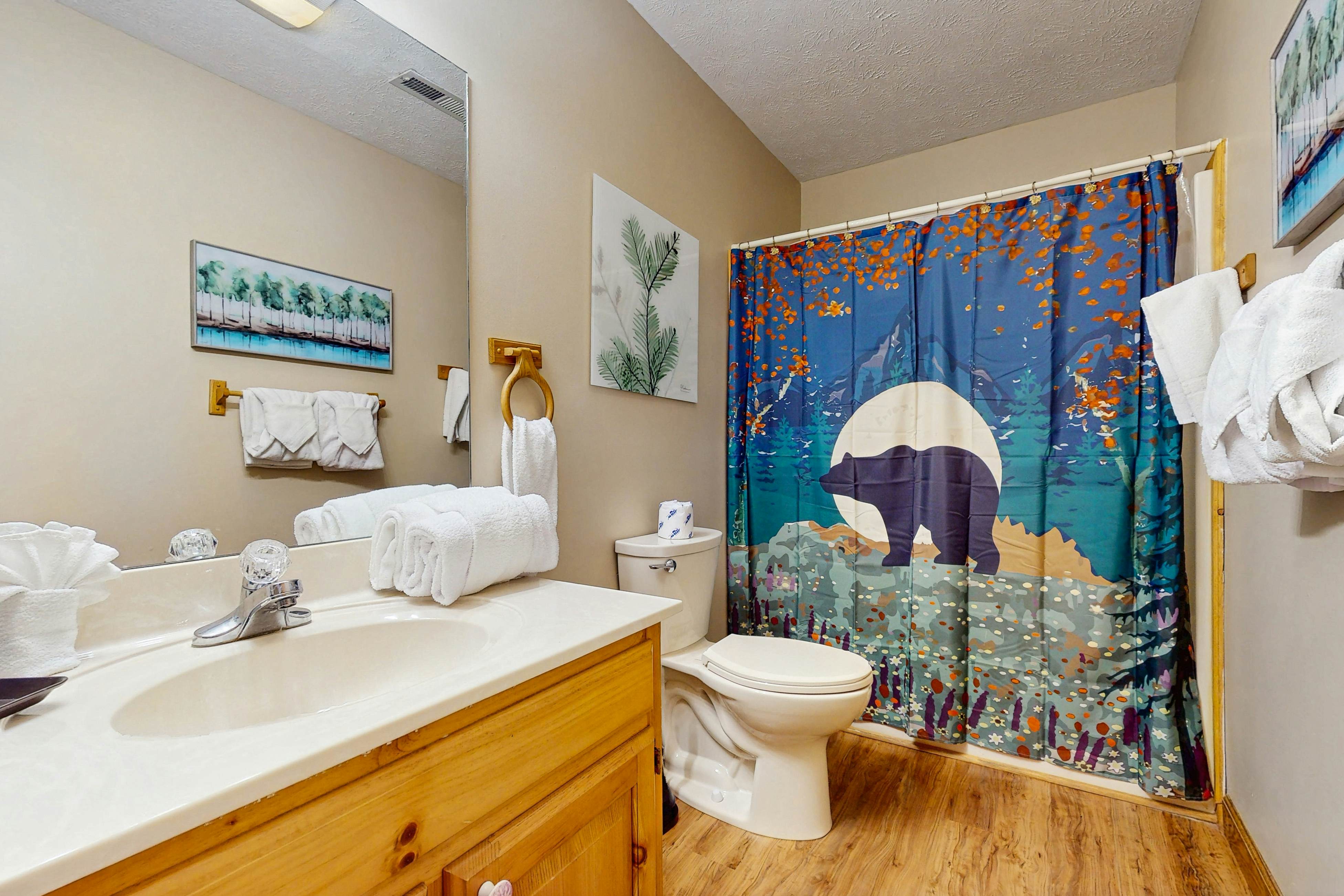 Countryside cabin w/ hot tub, decks, game room, fire pit. Free attraction ticket