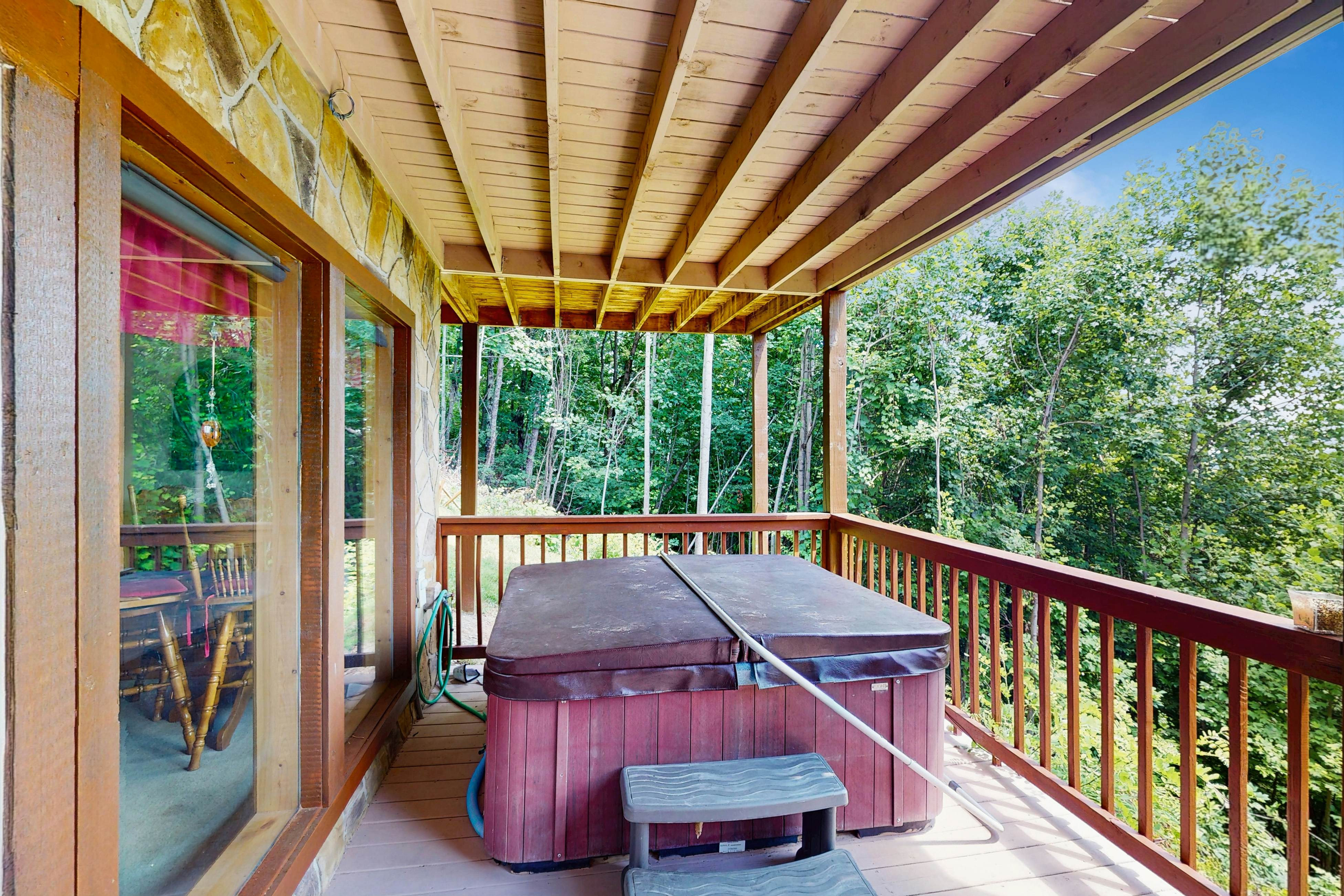 Countryside cabin w/ hot tub, decks, game room, fire pit. Free attraction ticket