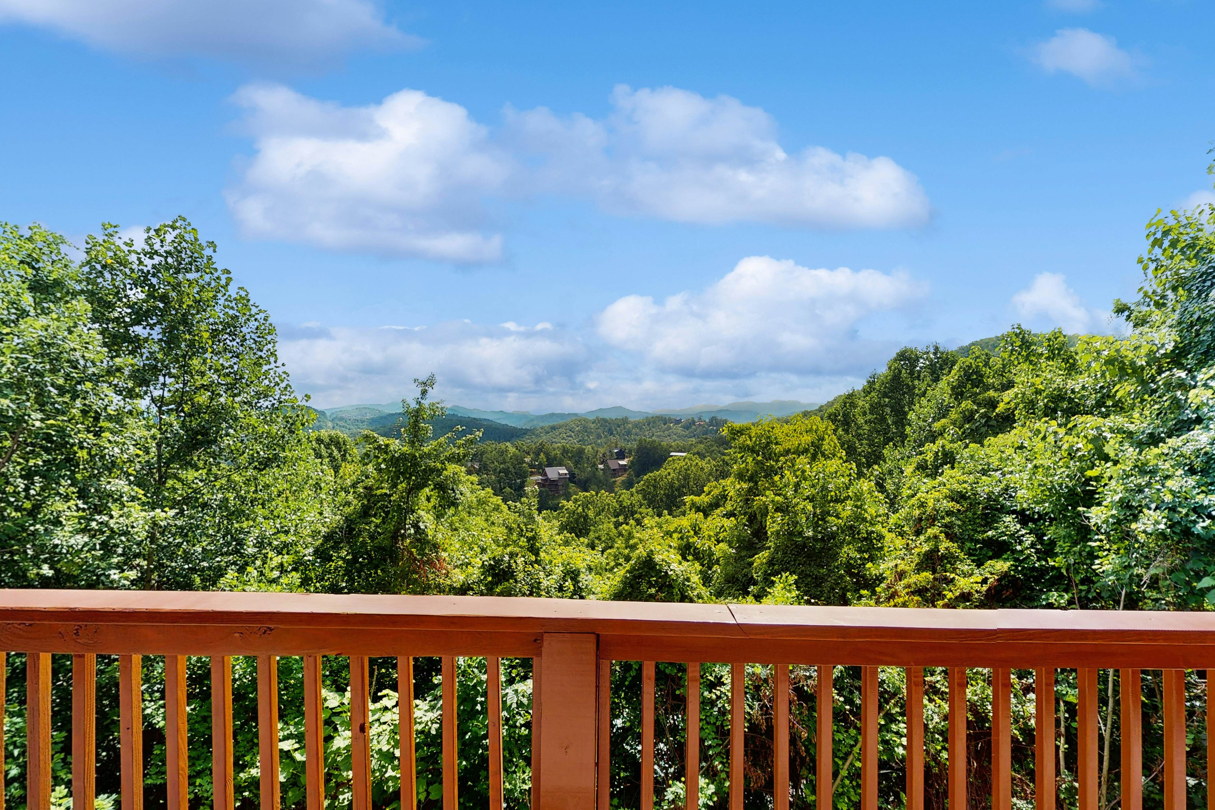 Countryside cabin w/ hot tub, decks, game room, fire pit. Free attraction ticket