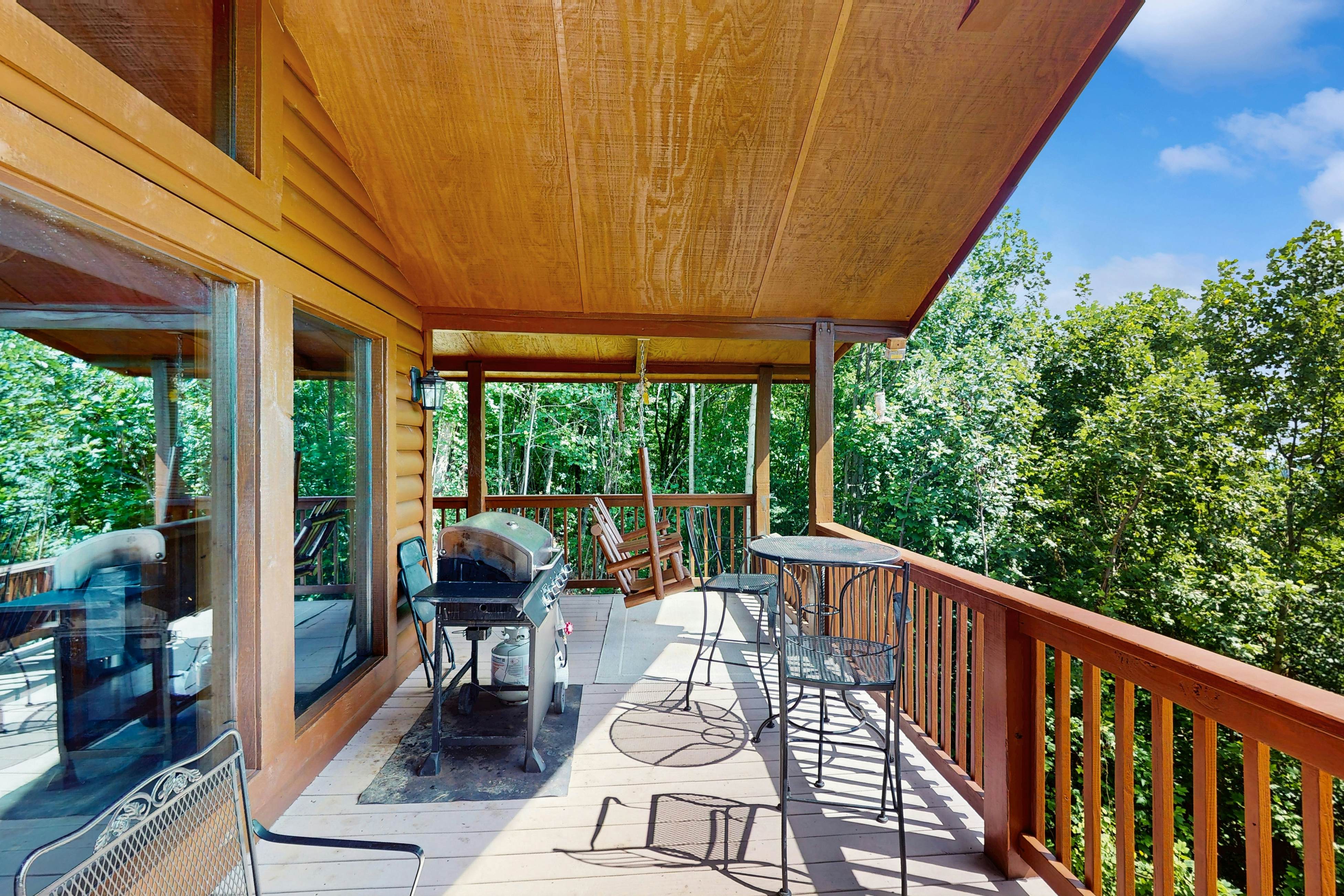 Countryside cabin w/ hot tub, decks, game room, fire pit. Free attraction ticket