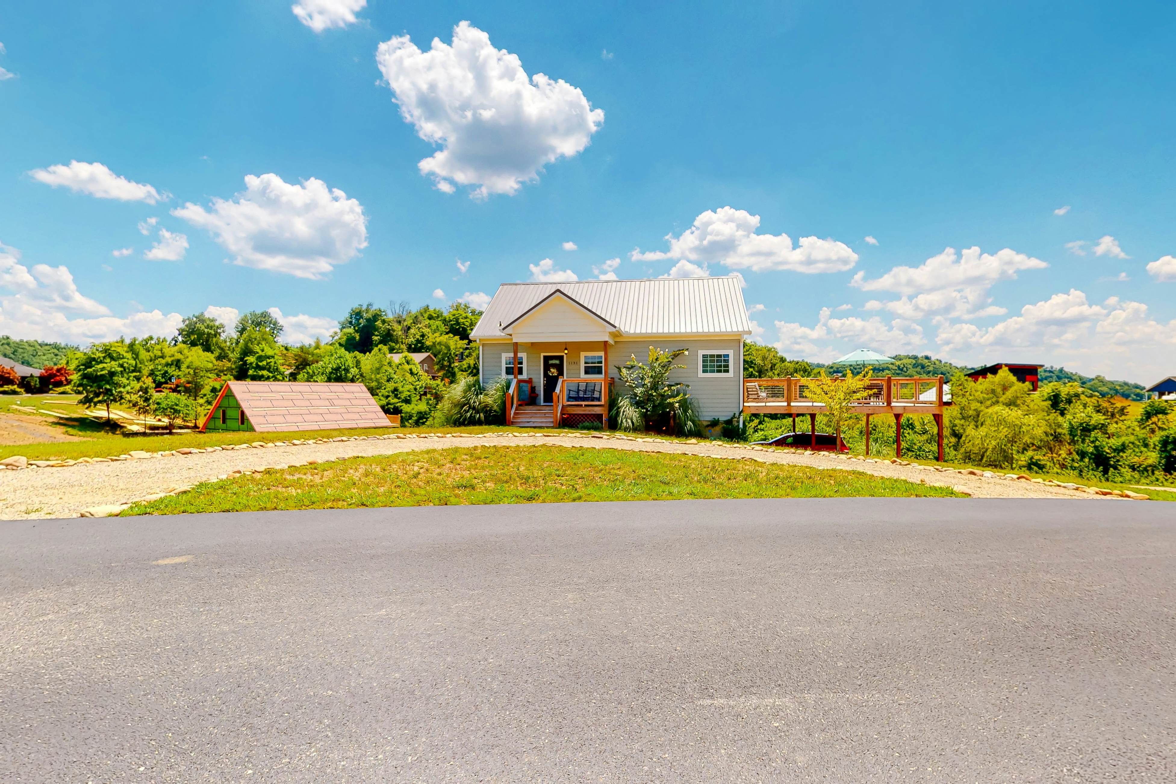 Lakefront Home, Sleeps 8・Spacious Deck・Pool Access