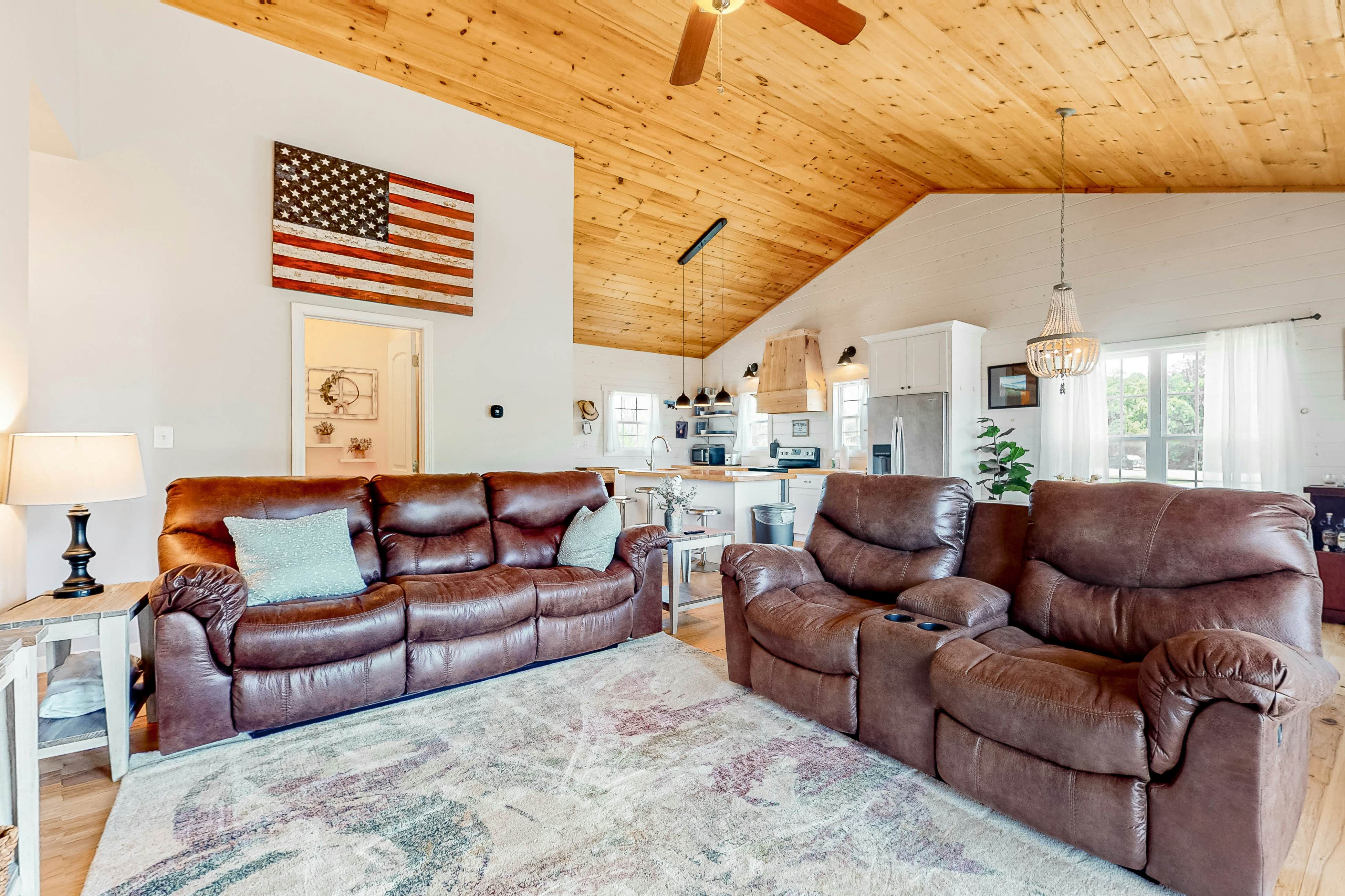 Lakefront Home, Sleeps 8・Spacious Deck・Pool Access