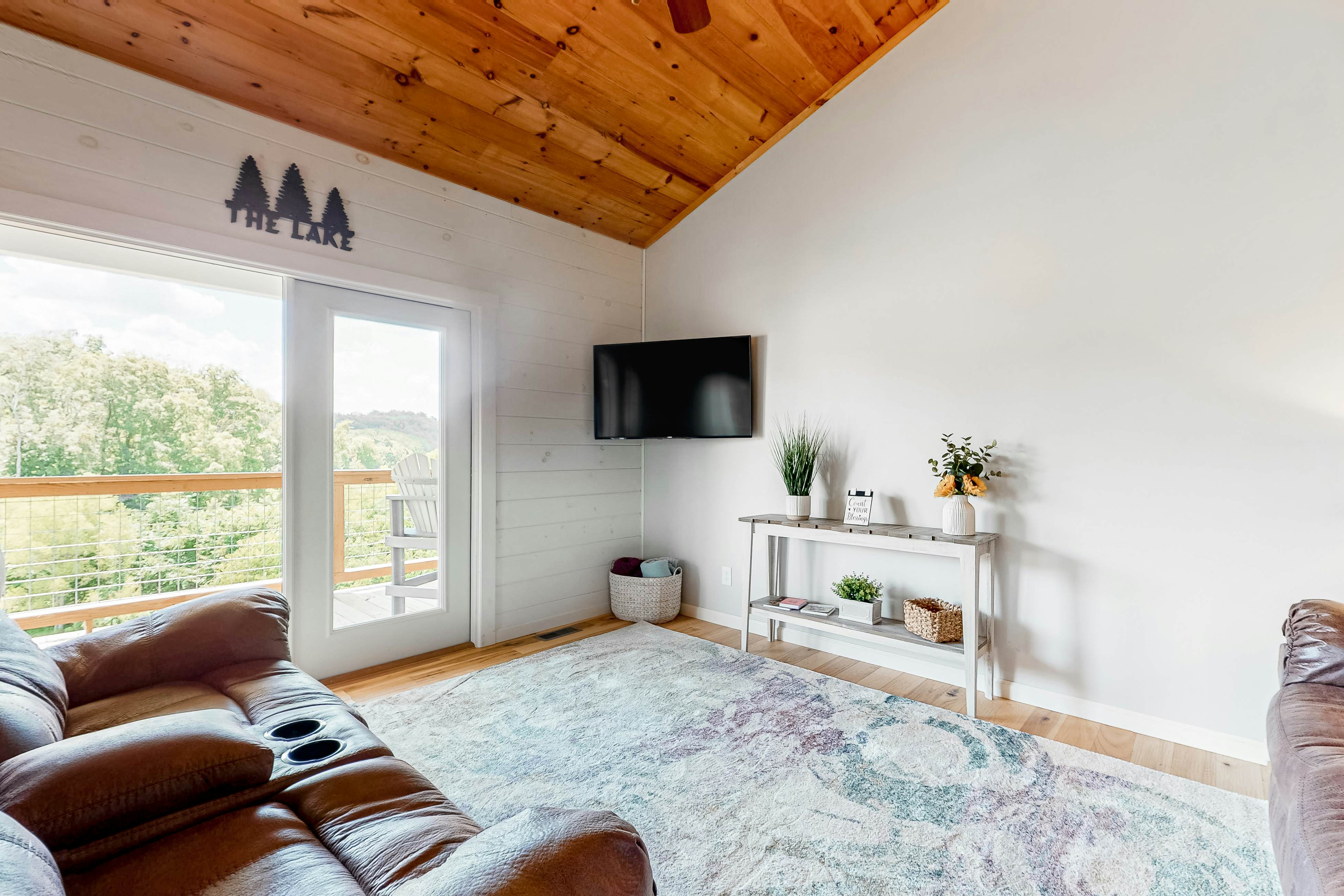 Lakefront Home, Sleeps 8・Spacious Deck・Pool Access