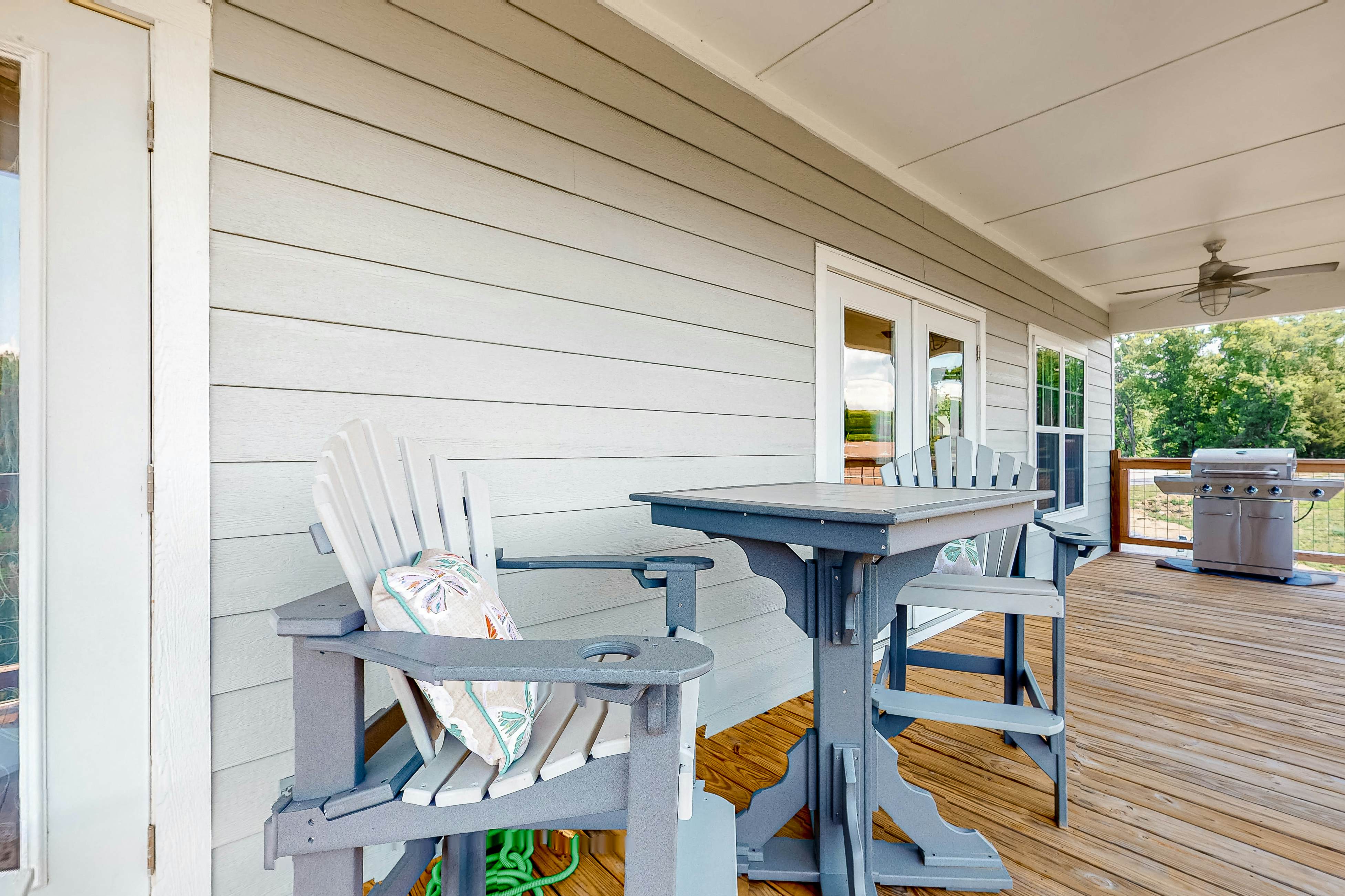 Lakefront Home, Sleeps 8・Spacious Deck・Pool Access