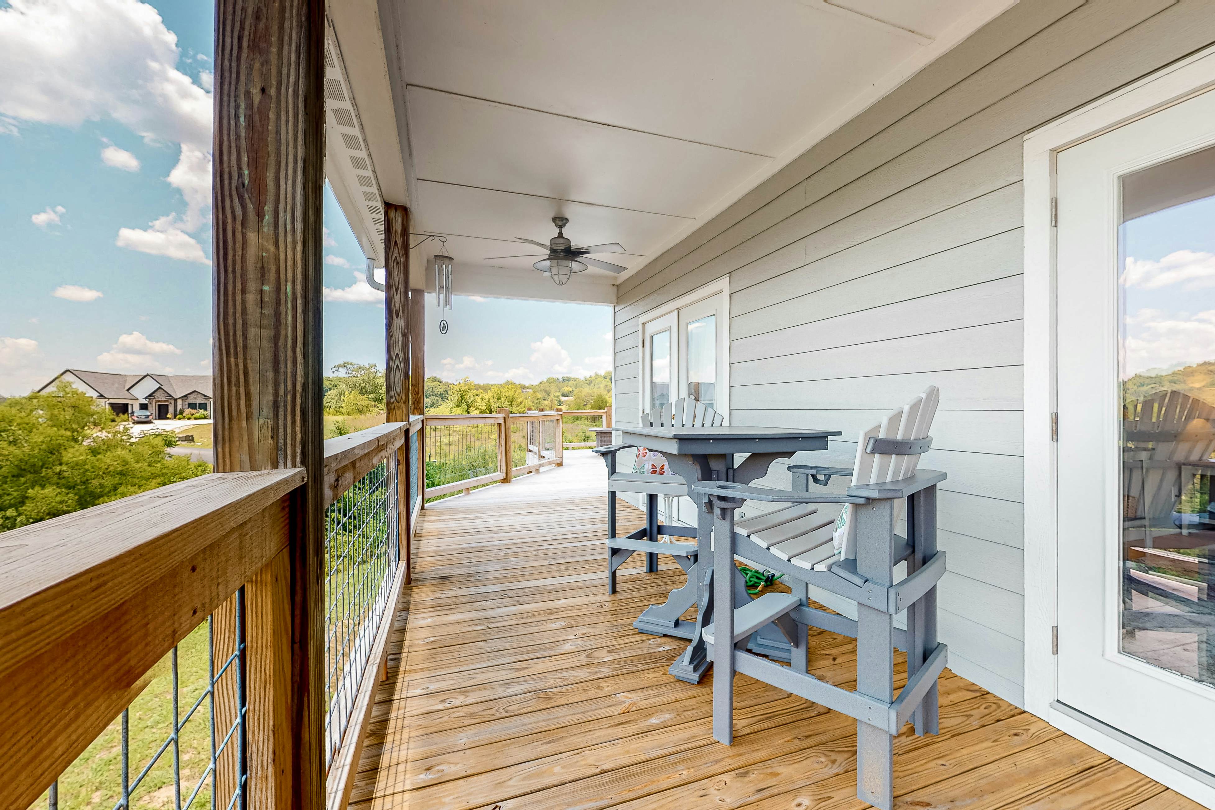 Lakefront Home, Sleeps 8・Spacious Deck・Pool Access