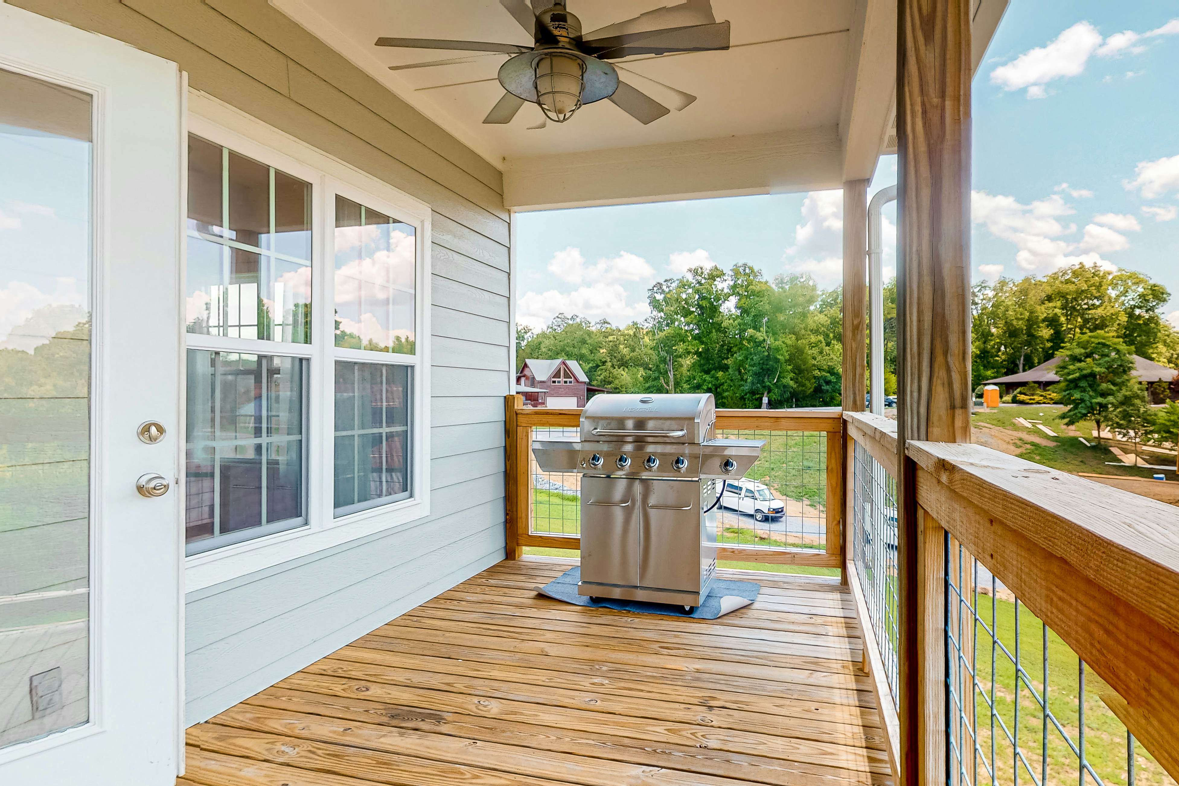 Lakefront Home, Sleeps 8・Spacious Deck・Pool Access