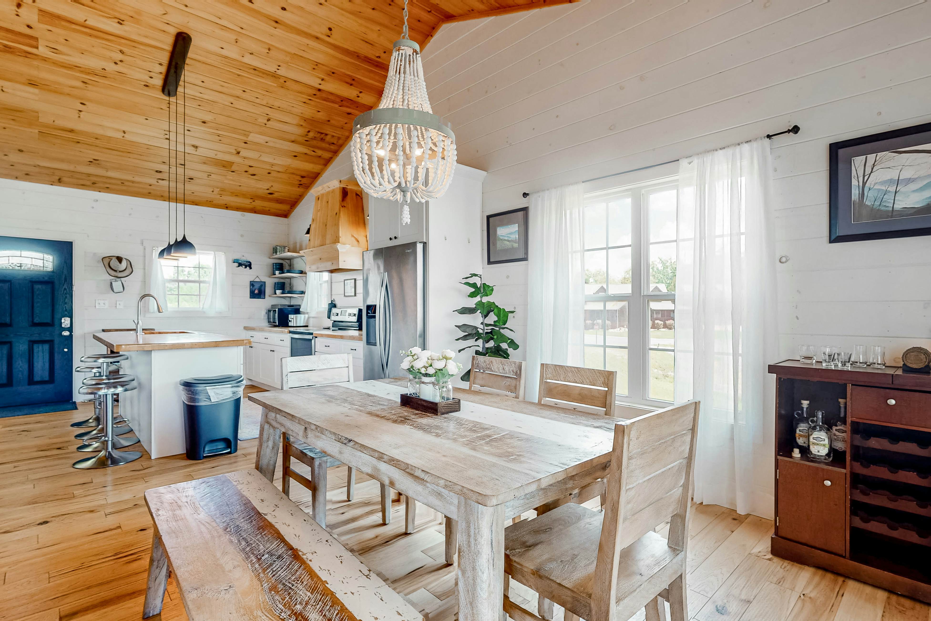 Lakefront Home, Sleeps 8・Spacious Deck・Pool Access