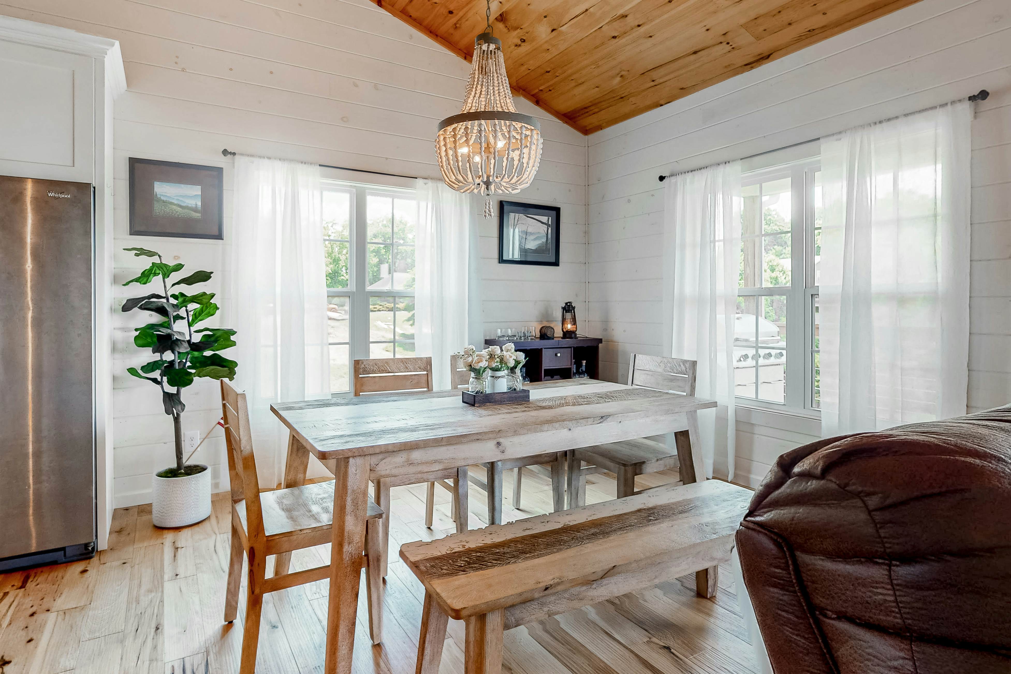 Lakefront Home, Sleeps 8・Spacious Deck・Pool Access