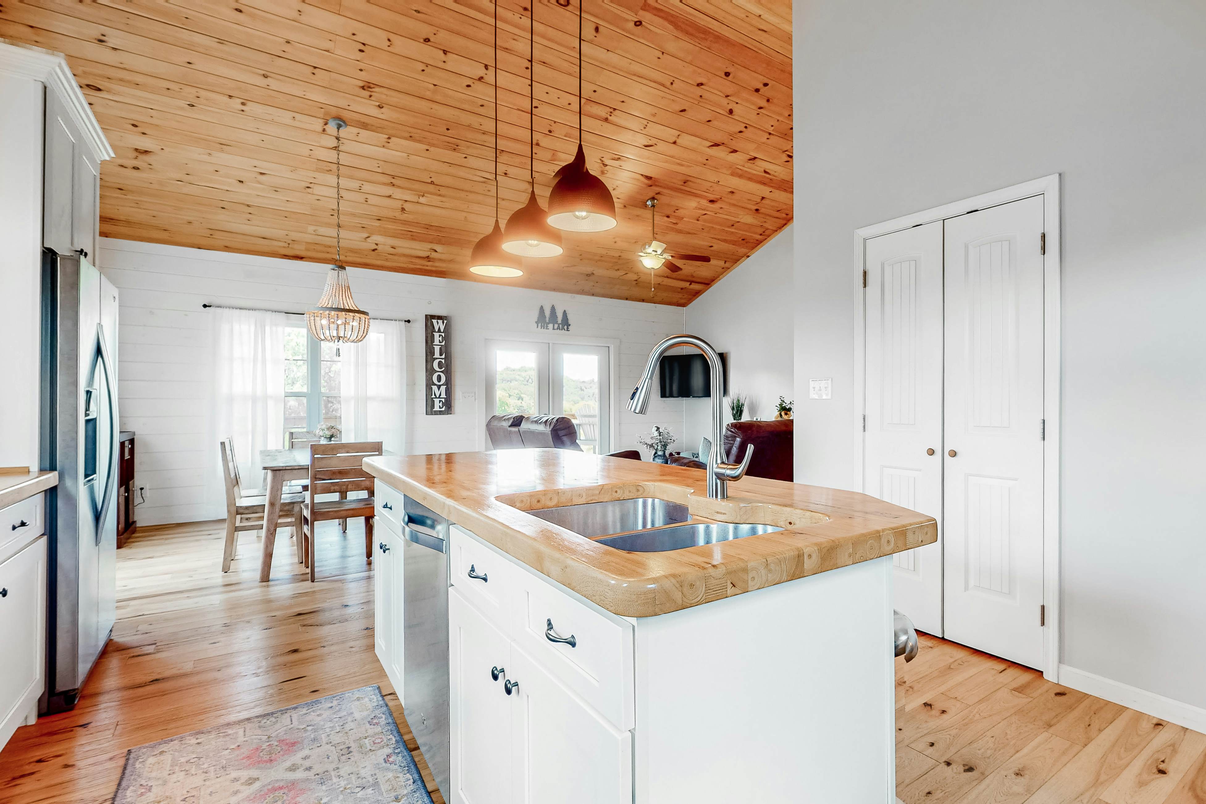 Lakefront Home, Sleeps 8・Spacious Deck・Pool Access