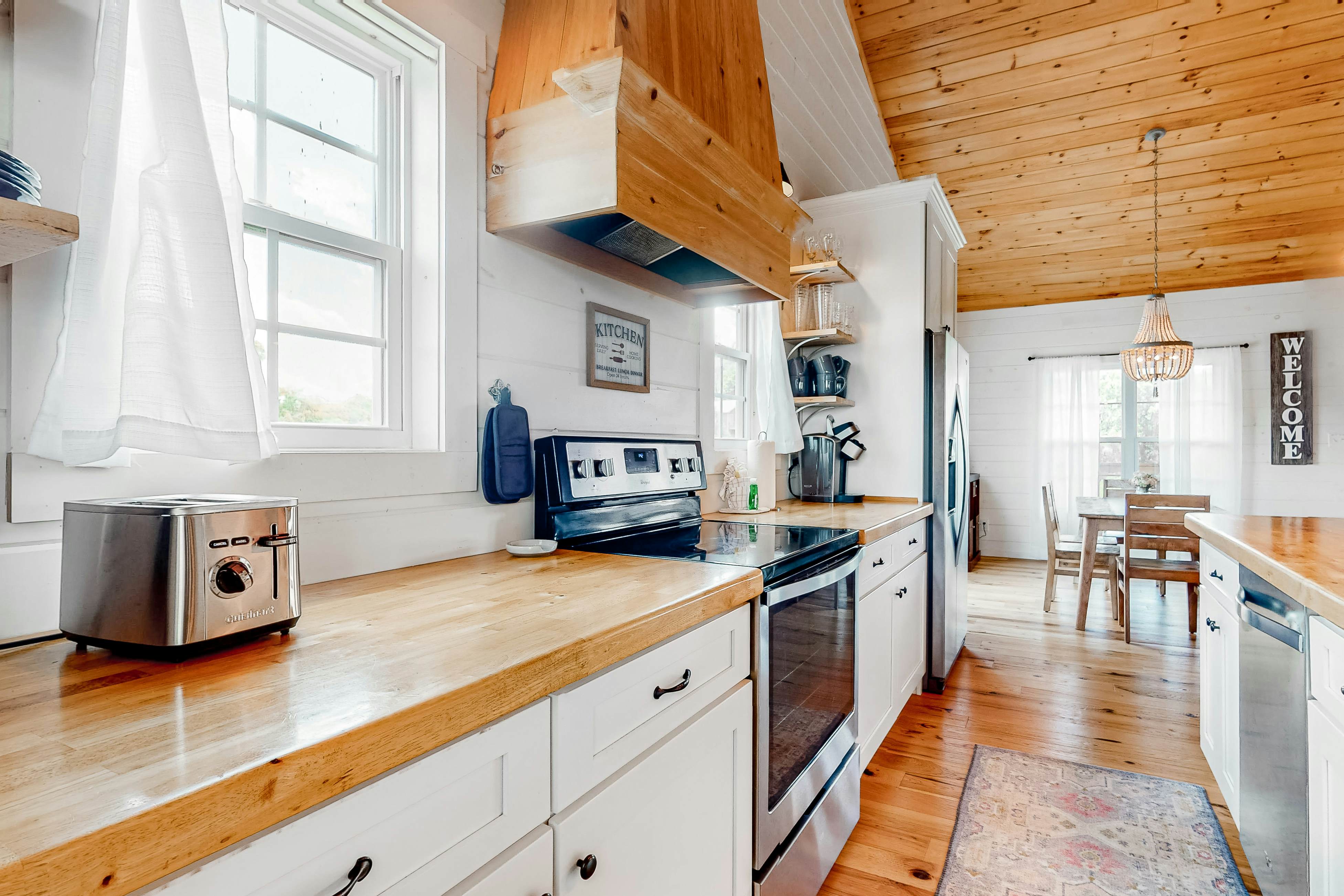 Lakefront Home, Sleeps 8・Spacious Deck・Pool Access