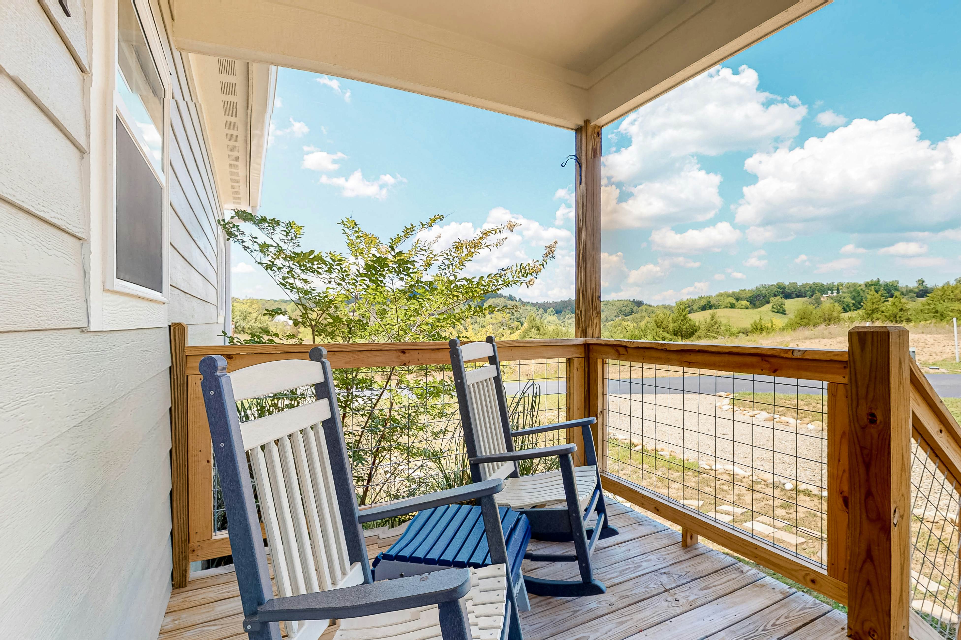 Lakefront Home, Sleeps 8・Spacious Deck・Pool Access