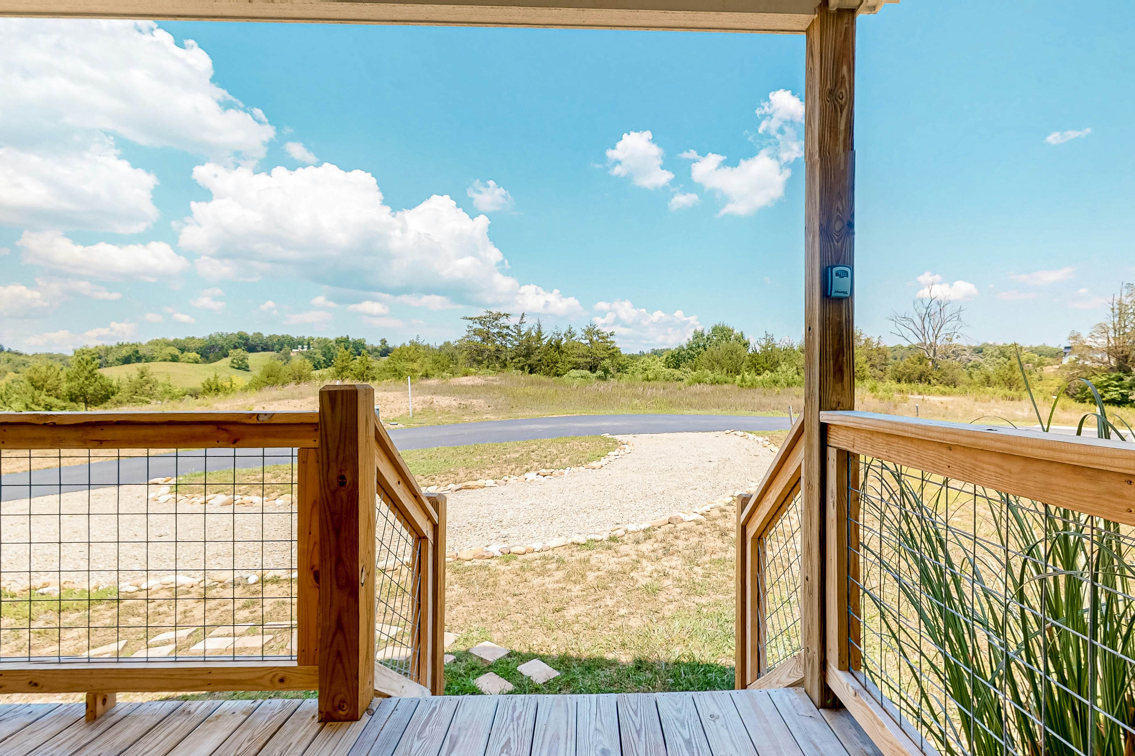 Lakefront Home, Sleeps 8・Spacious Deck・Pool Access