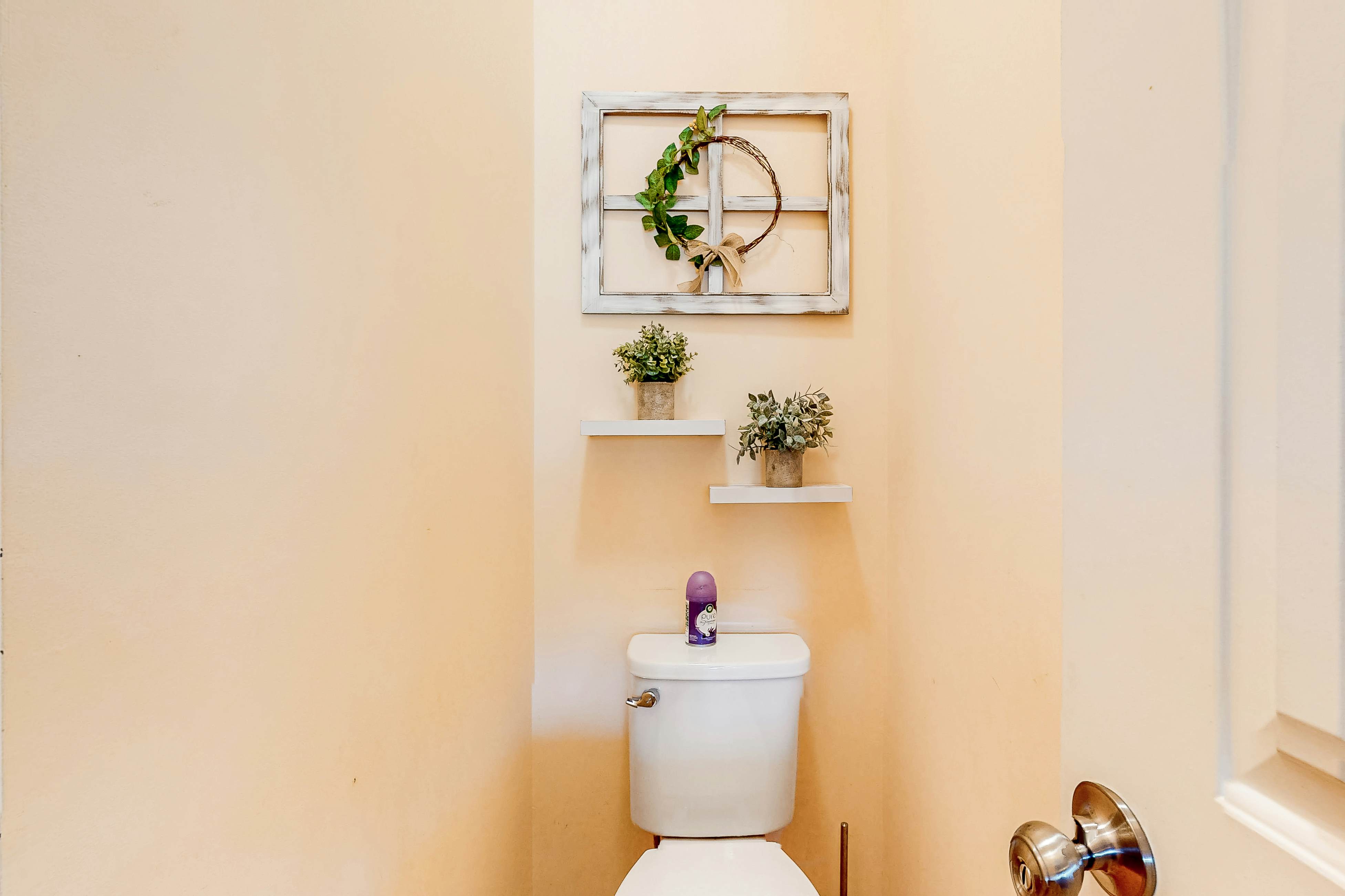 Lakefront Home, Sleeps 8・Spacious Deck・Pool Access