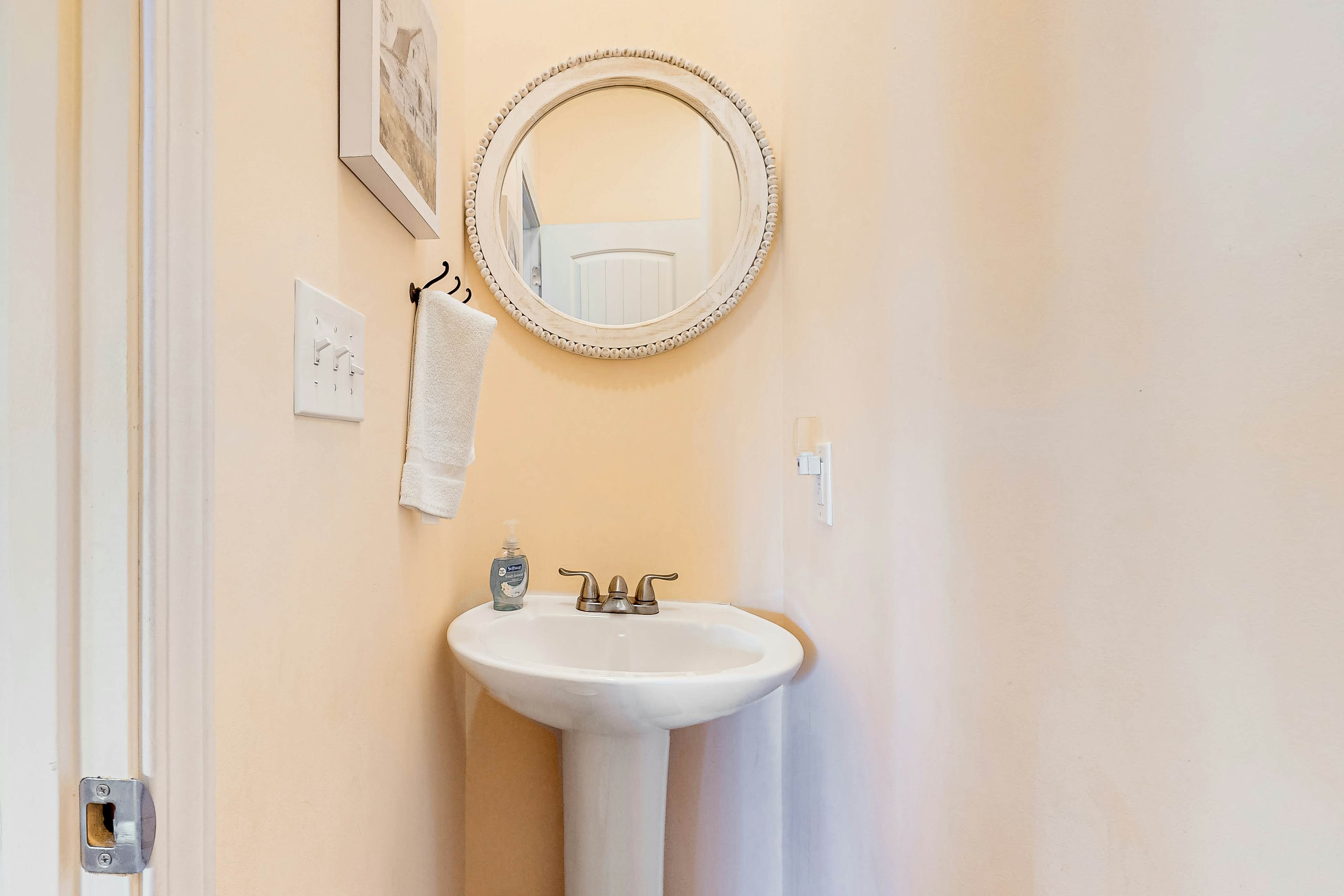 Lakefront Home, Sleeps 8・Spacious Deck・Pool Access