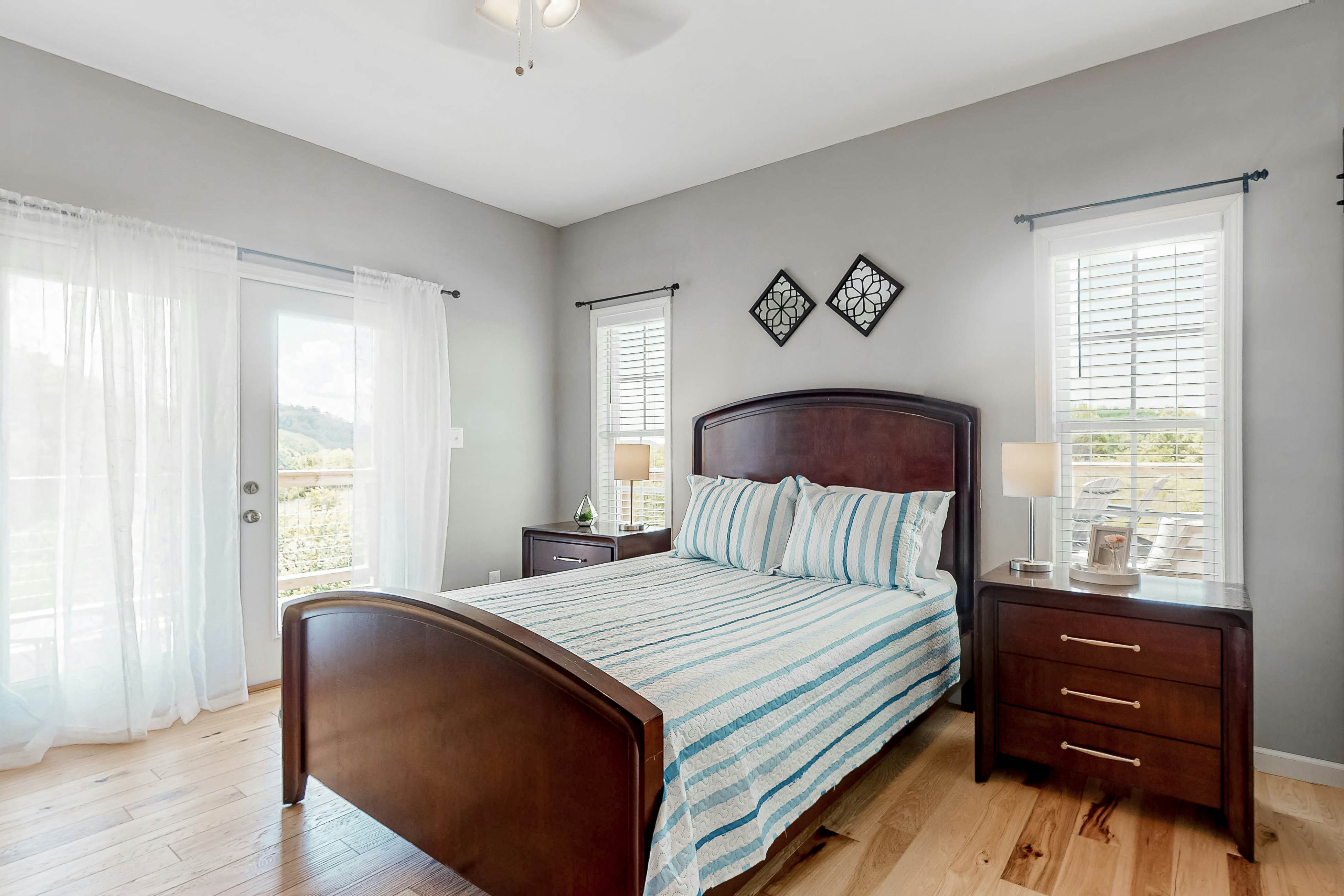 Lakefront Home, Sleeps 8・Spacious Deck・Pool Access