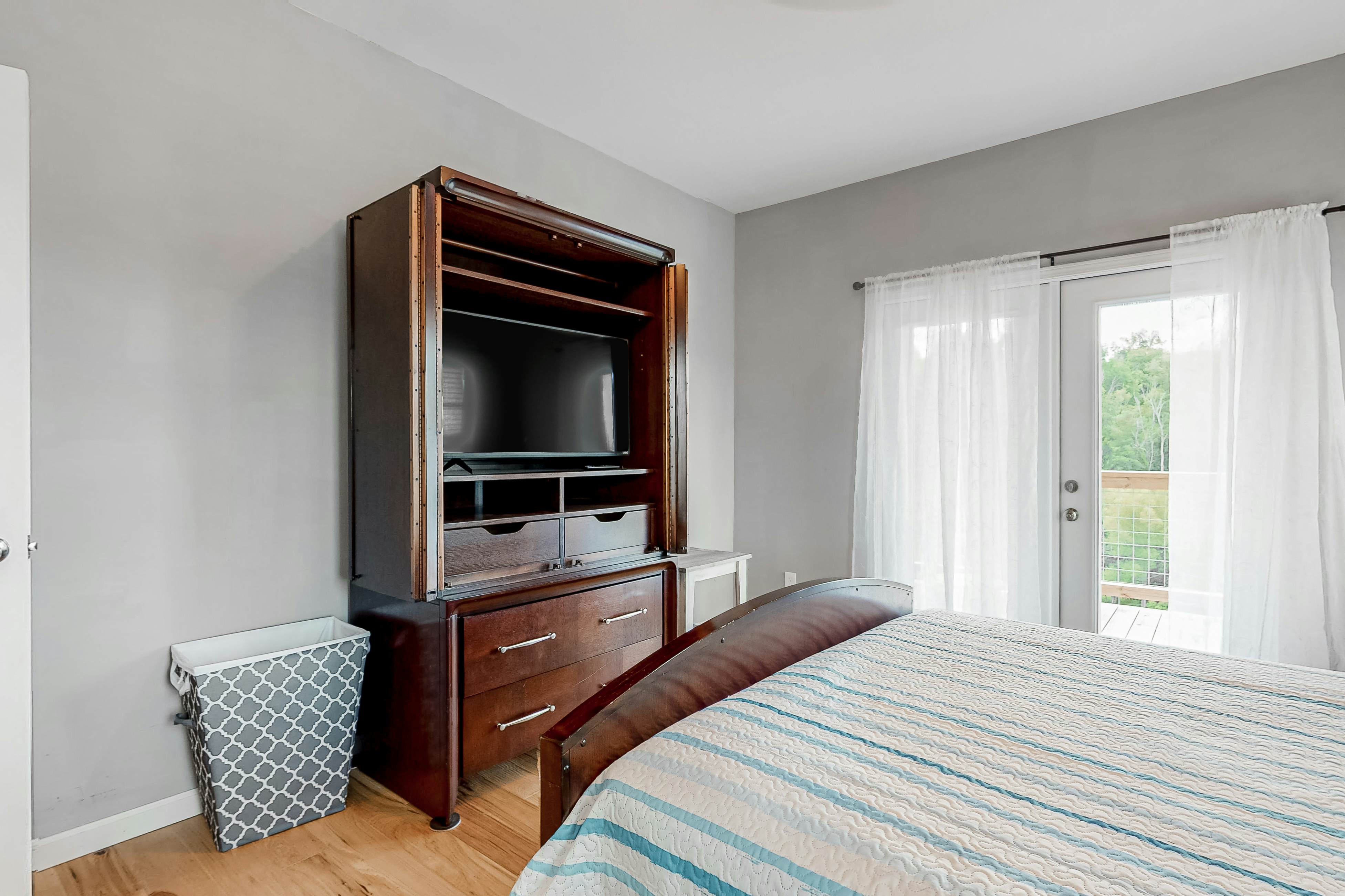 Lakefront Home, Sleeps 8・Spacious Deck・Pool Access