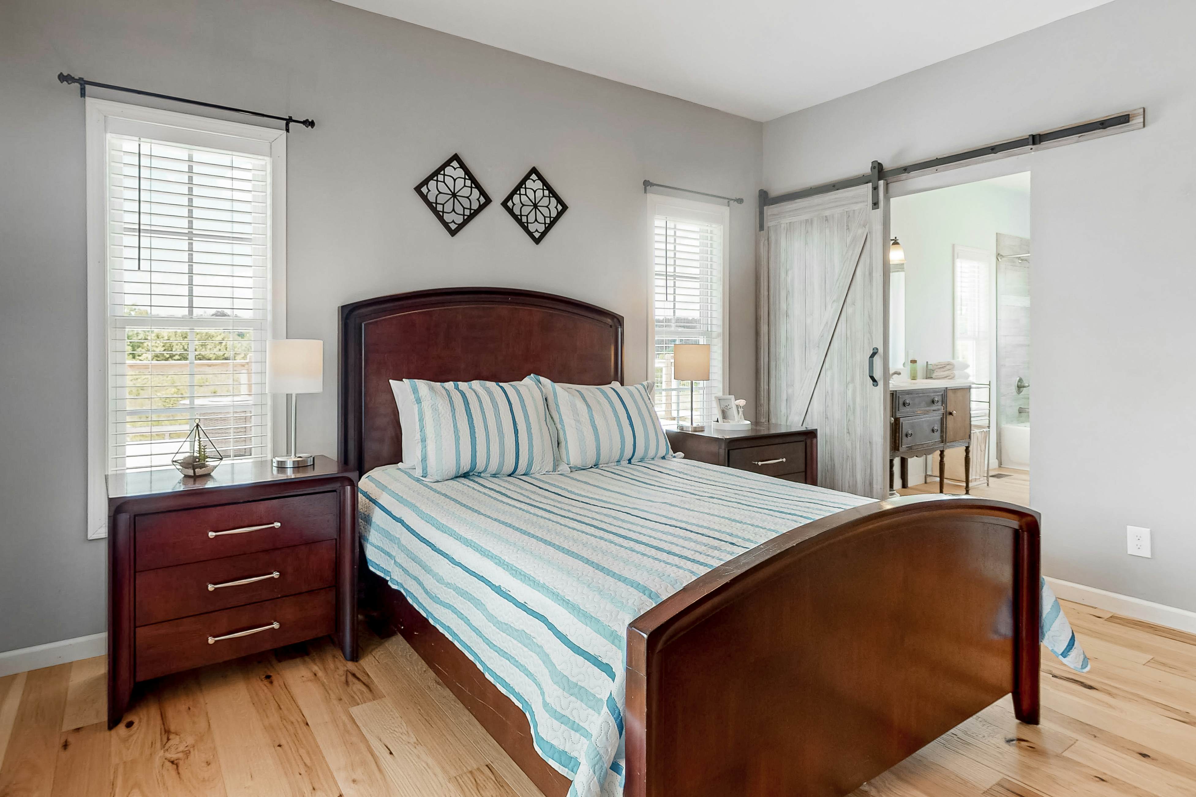 Lakefront Home, Sleeps 8・Spacious Deck・Pool Access