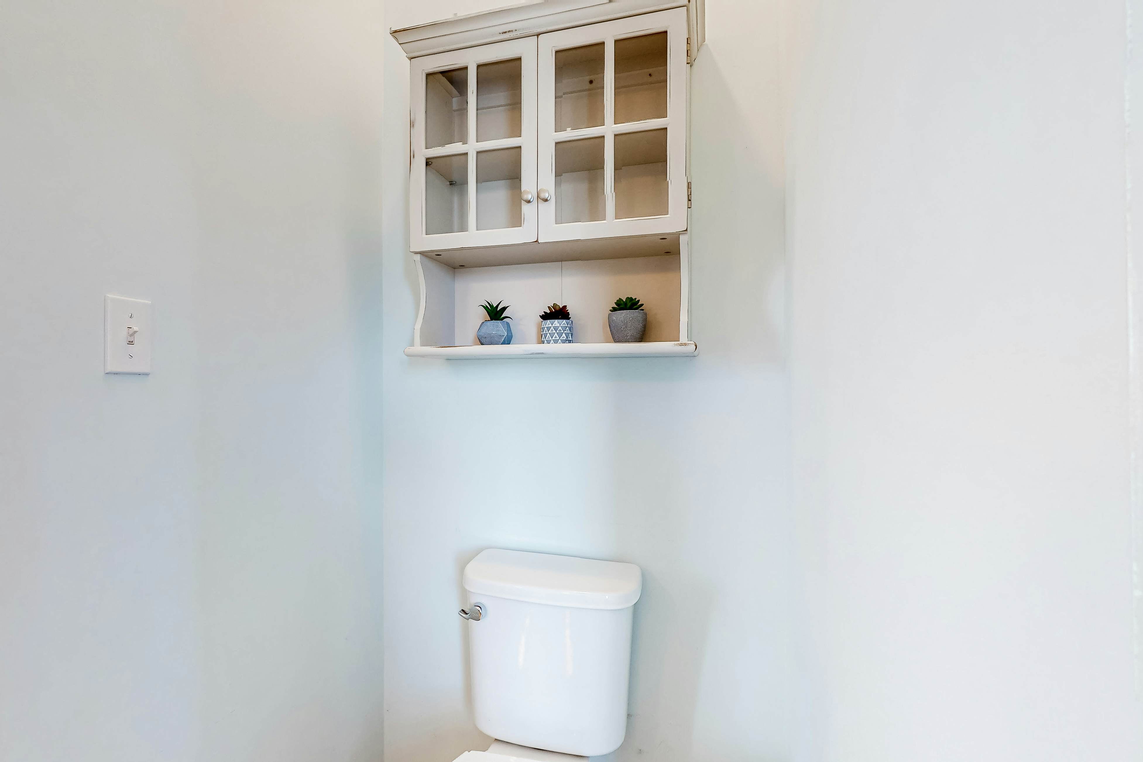 Lakefront Home, Sleeps 8・Spacious Deck・Pool Access