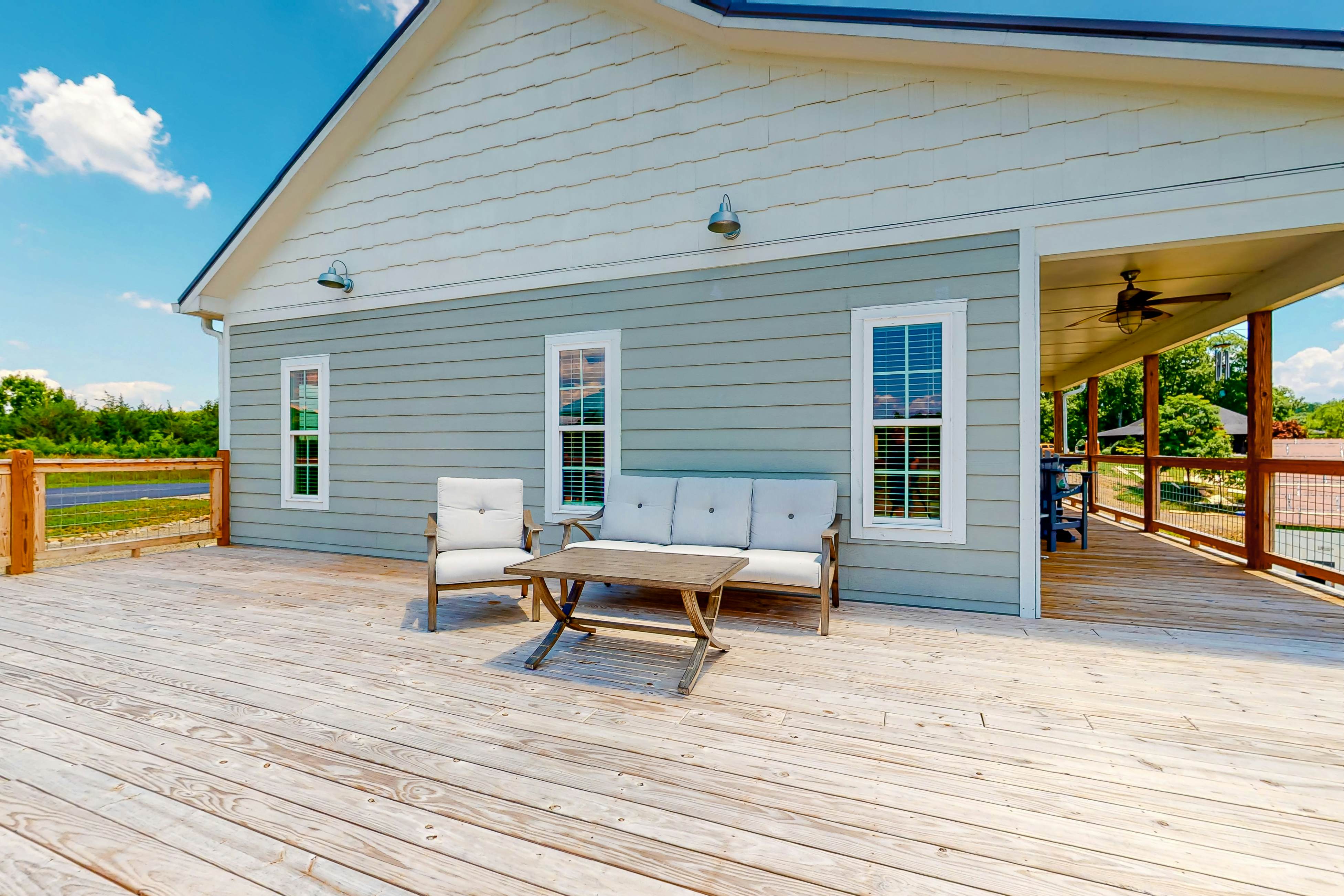 Lakefront Home, Sleeps 8・Spacious Deck・Pool Access