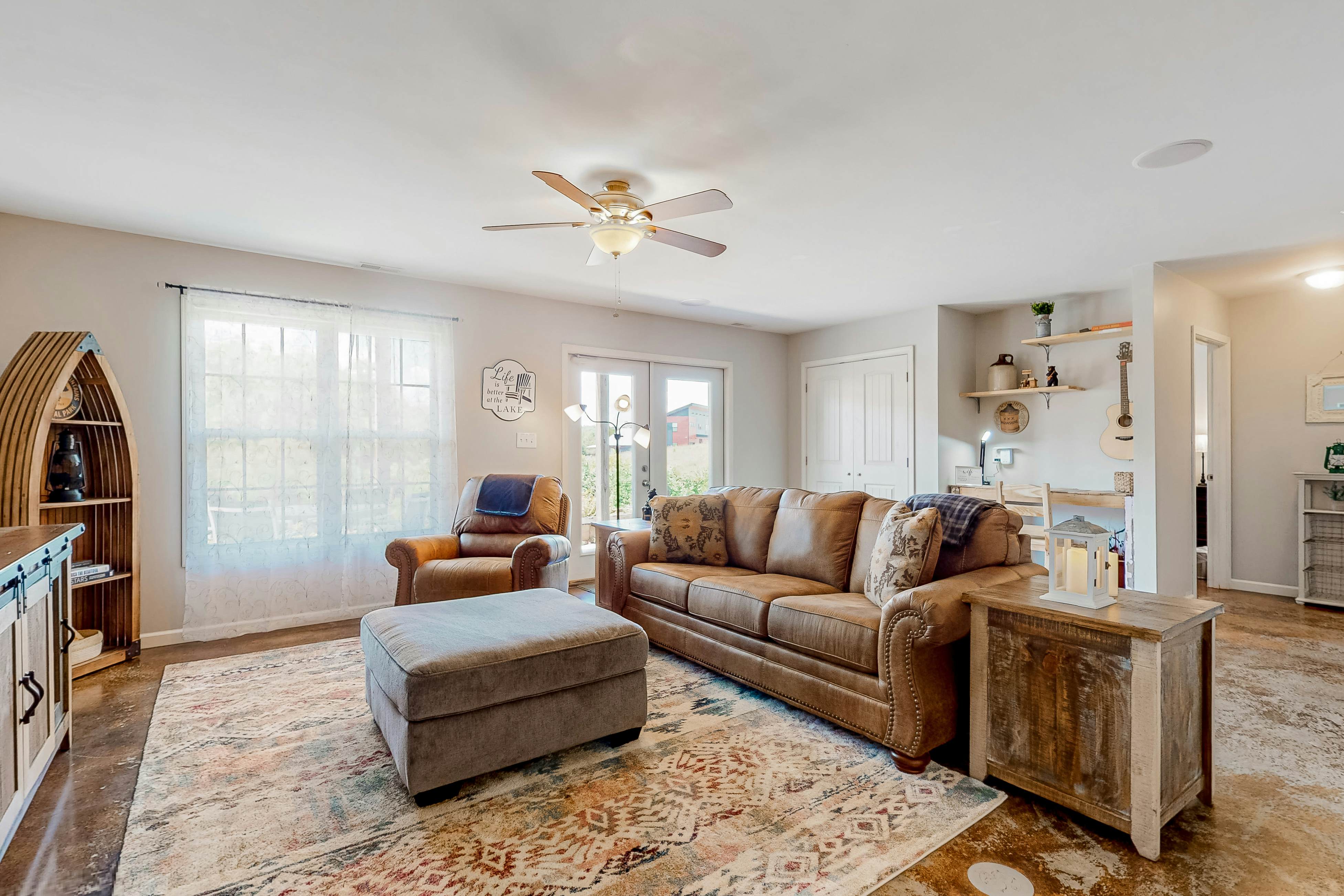 Lakefront Home, Sleeps 8・Spacious Deck・Pool Access