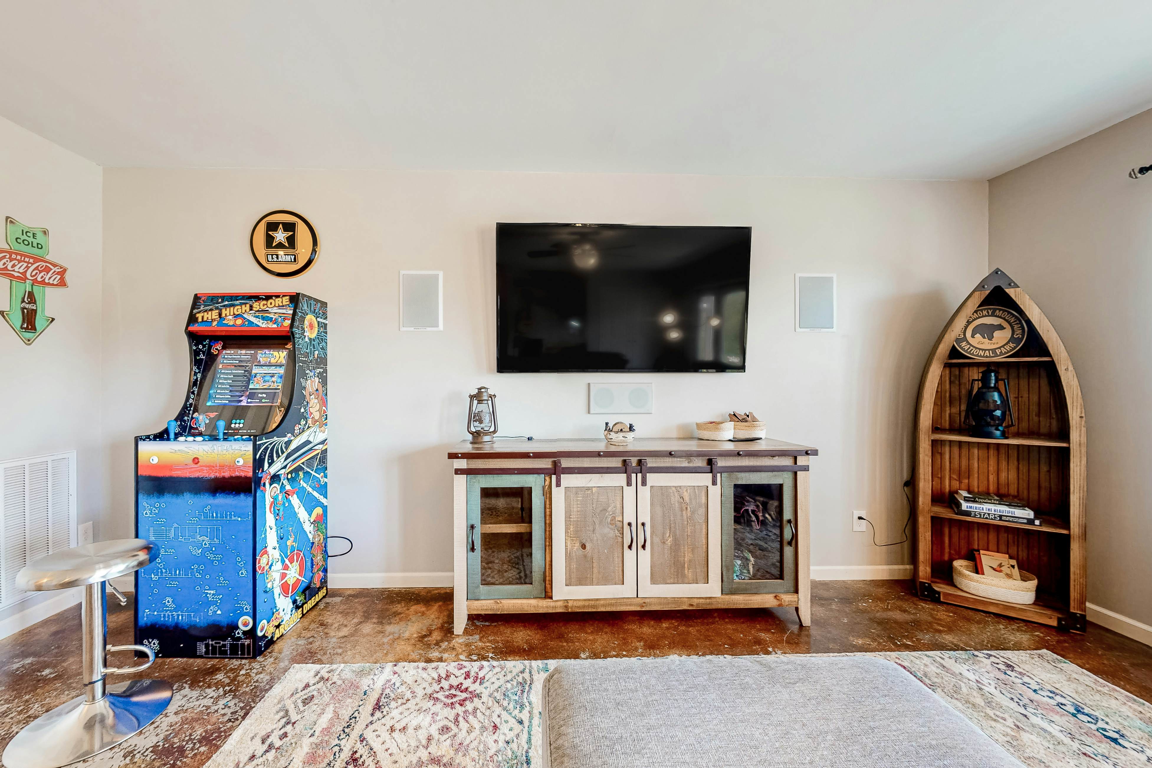 Lakefront Home, Sleeps 8・Spacious Deck・Pool Access