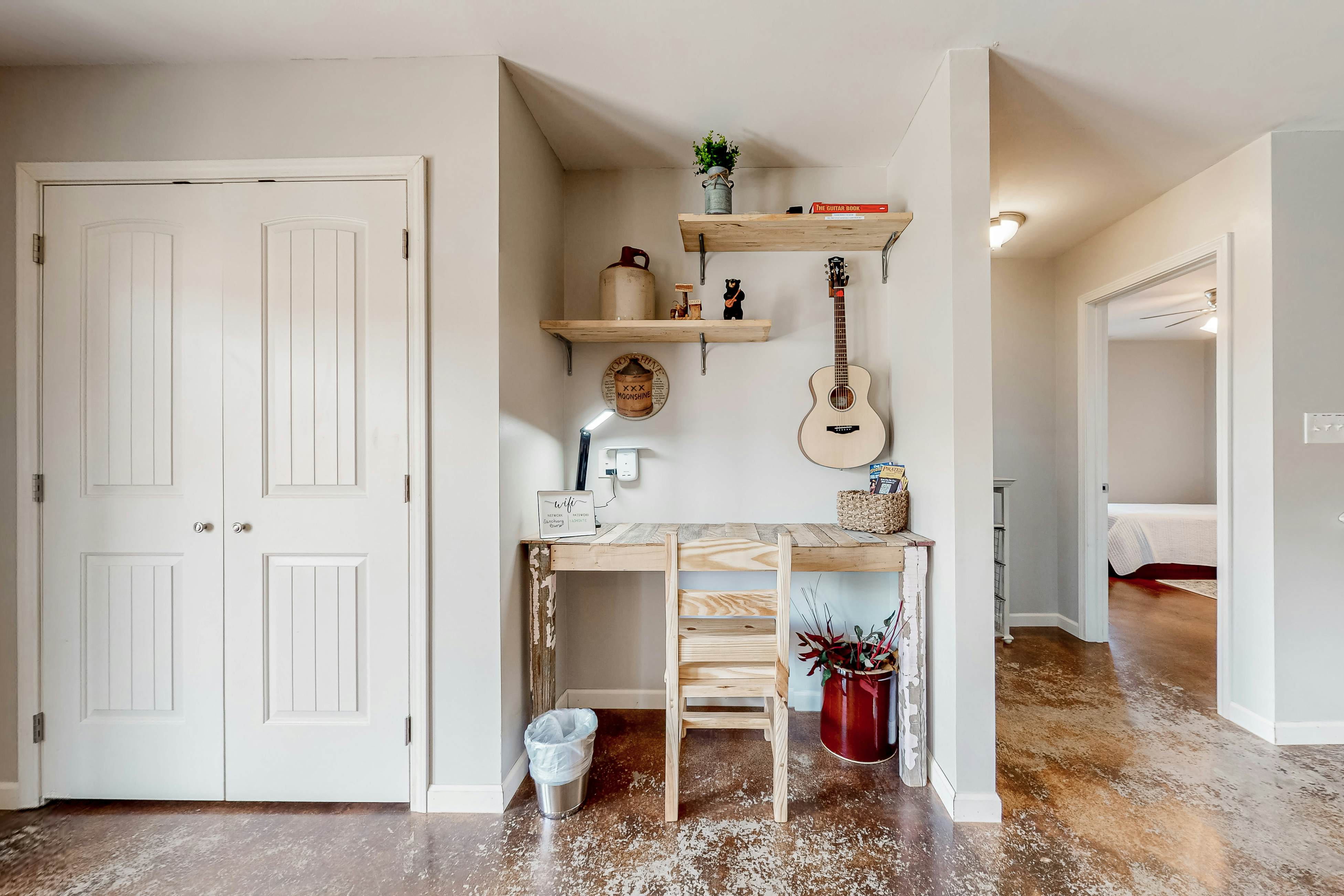 Lakefront Home, Sleeps 8・Spacious Deck・Pool Access