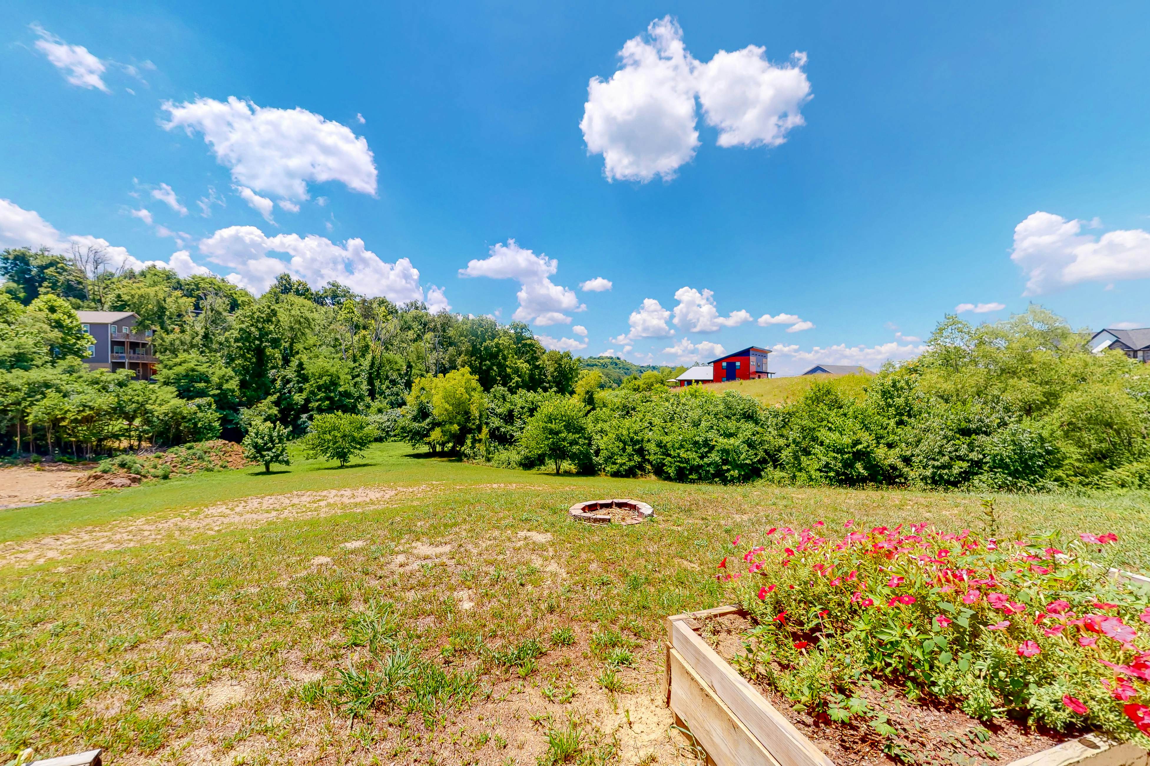 Lakefront Home, Sleeps 8・Spacious Deck・Pool Access