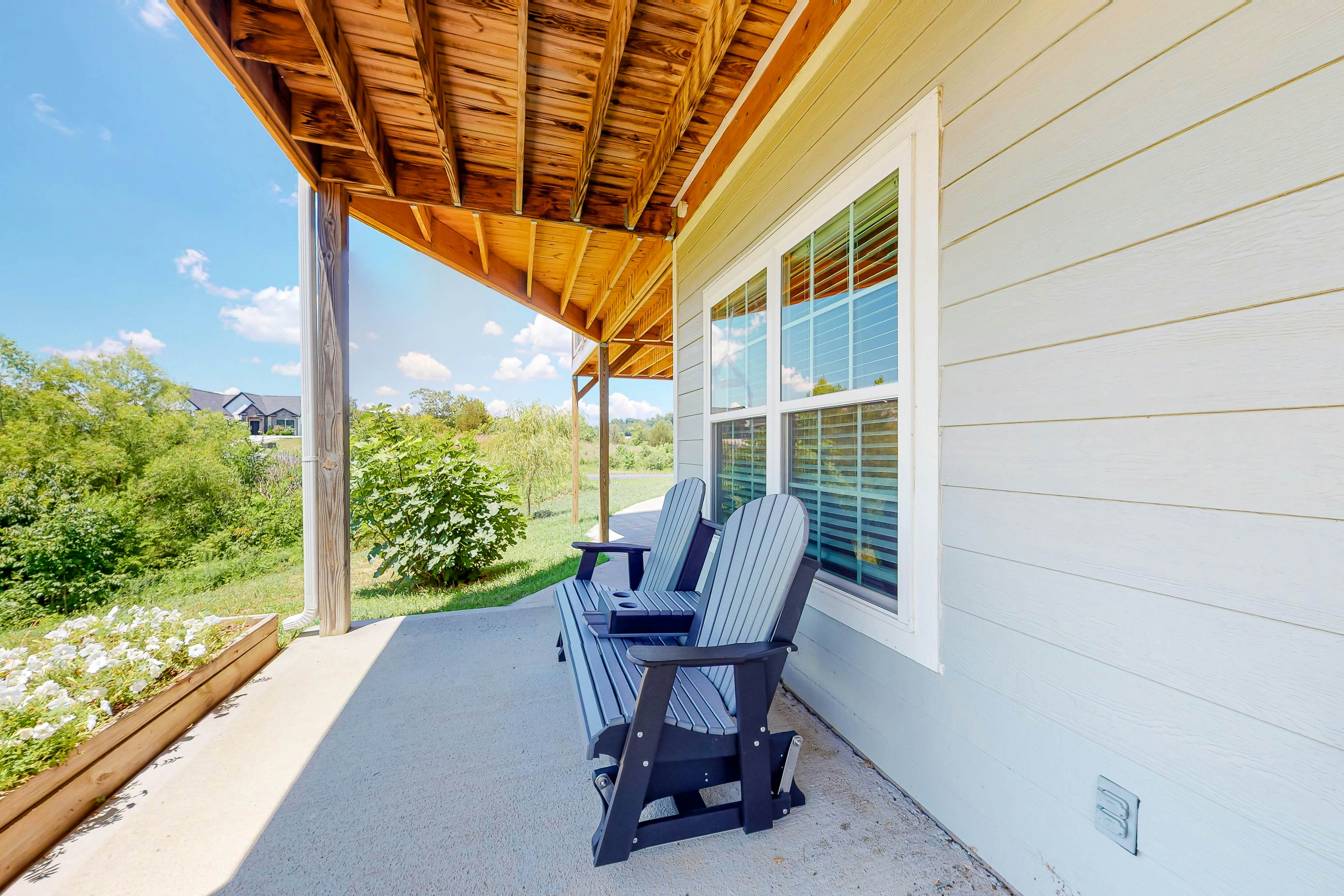 Lakefront Home, Sleeps 8・Spacious Deck・Pool Access